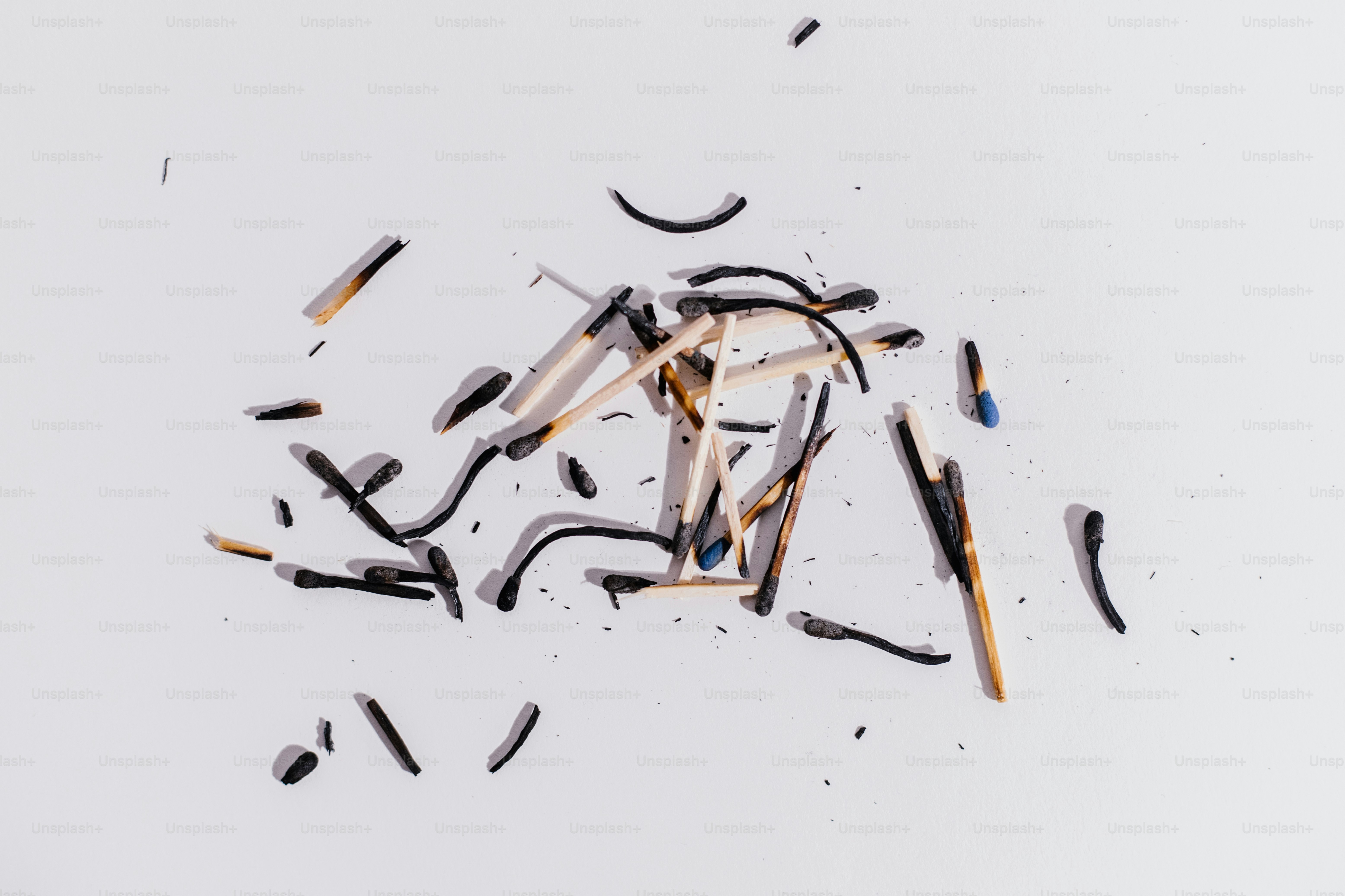 Aparas e detritos estão espalhados em uma superfície branca.