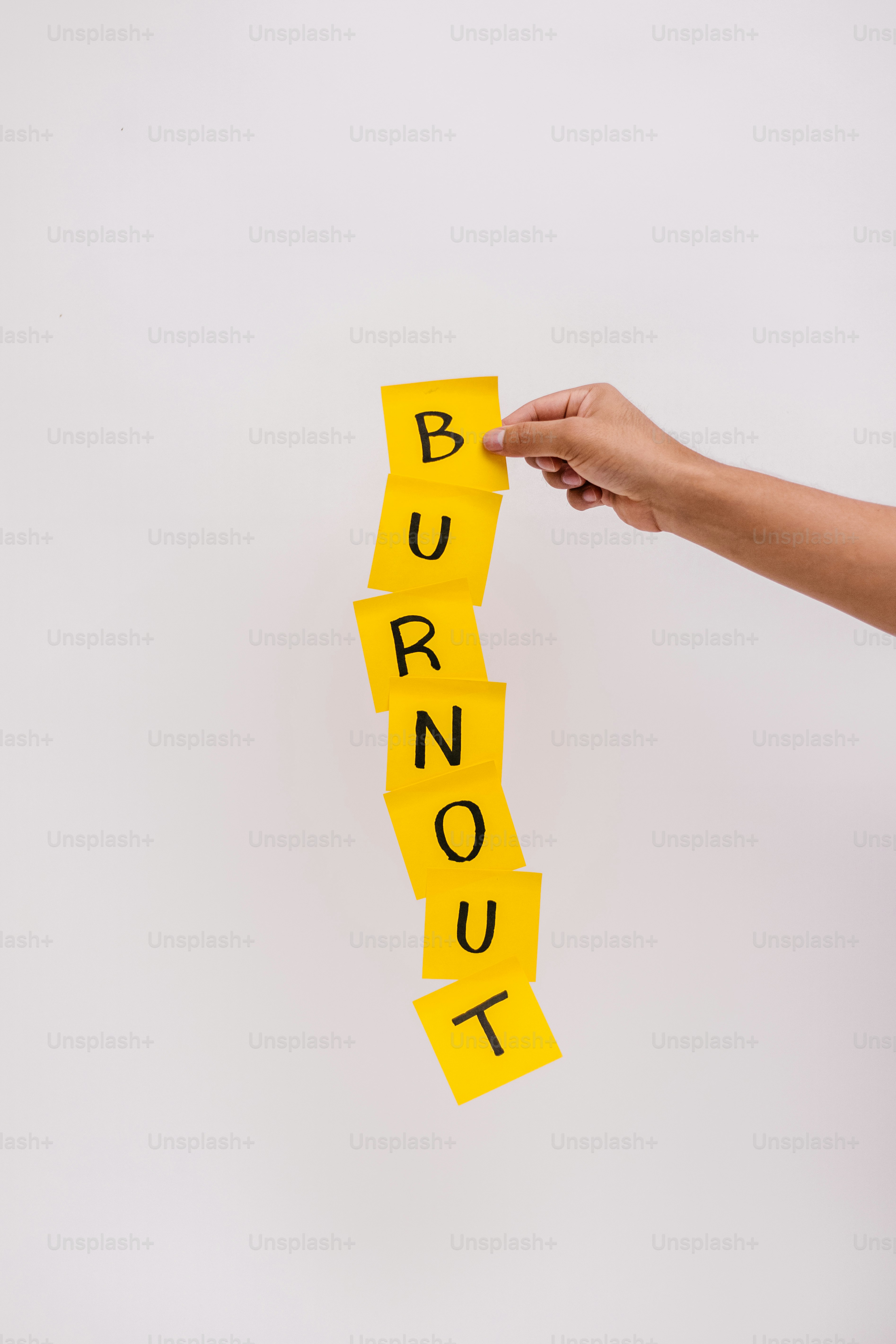 Burnout épelé sur des post-its