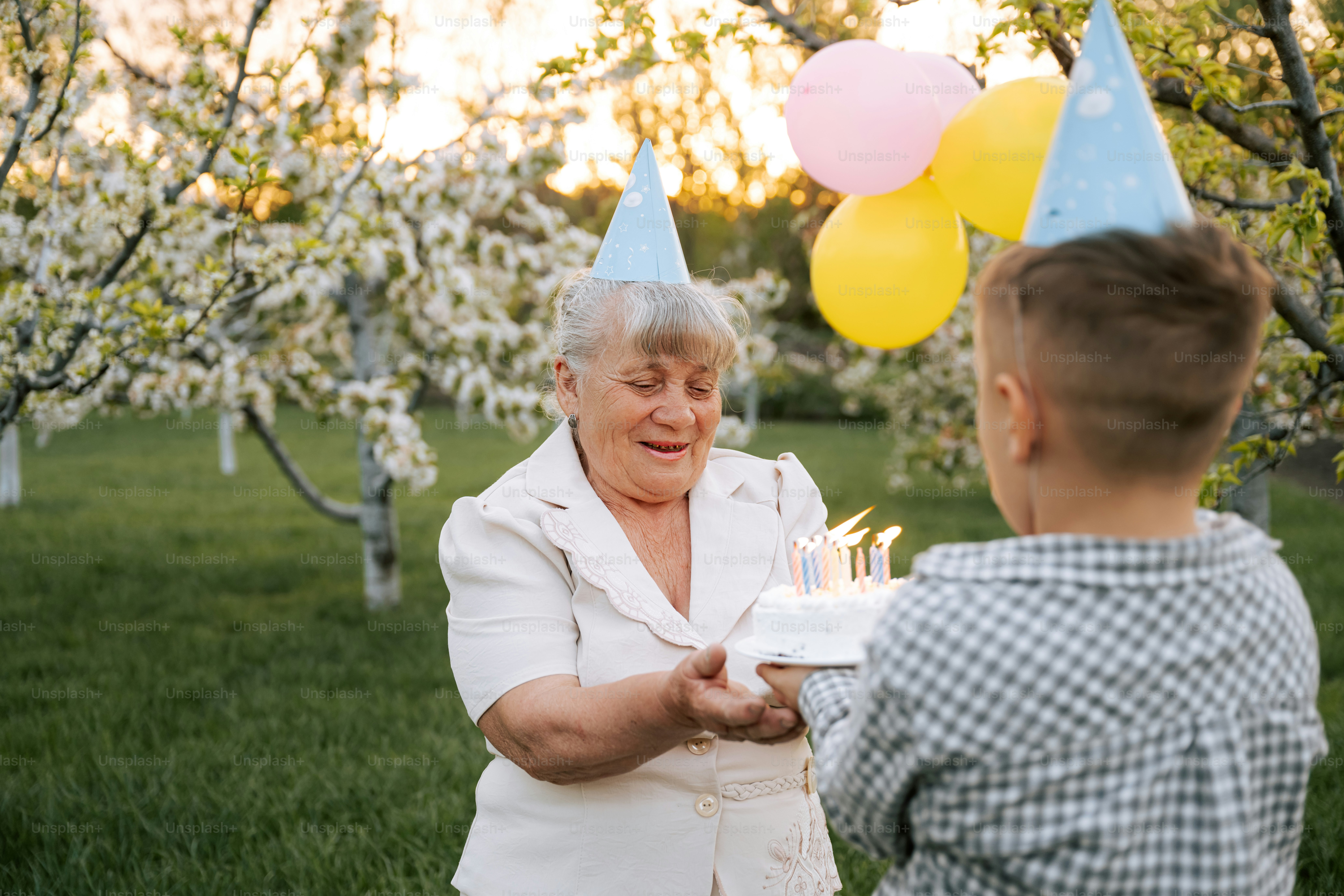 Eine Großmutter feiert ihren Geburtstag im Freien.