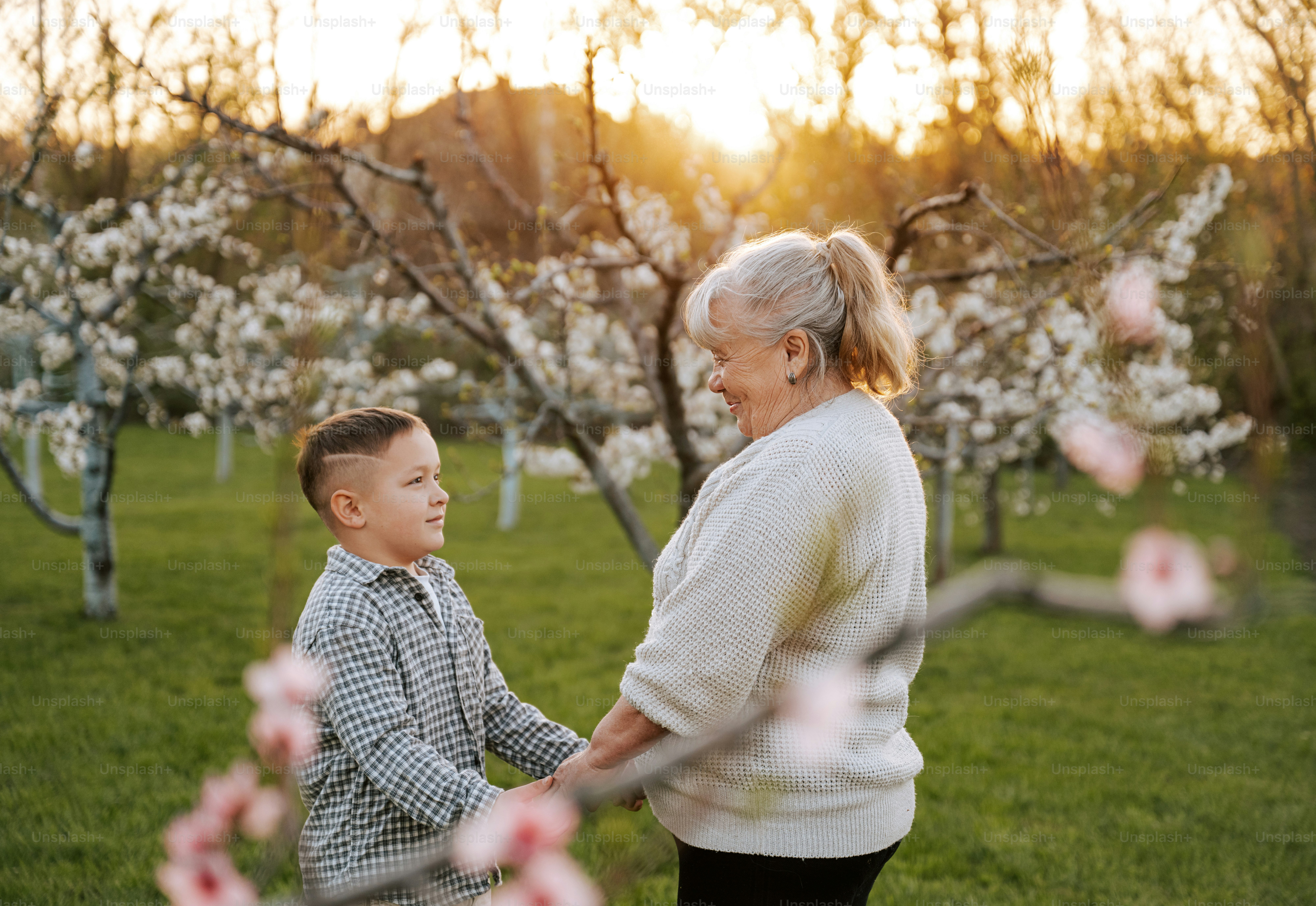 Oma und Enkel teilen einen liebevollen Moment im Freien.