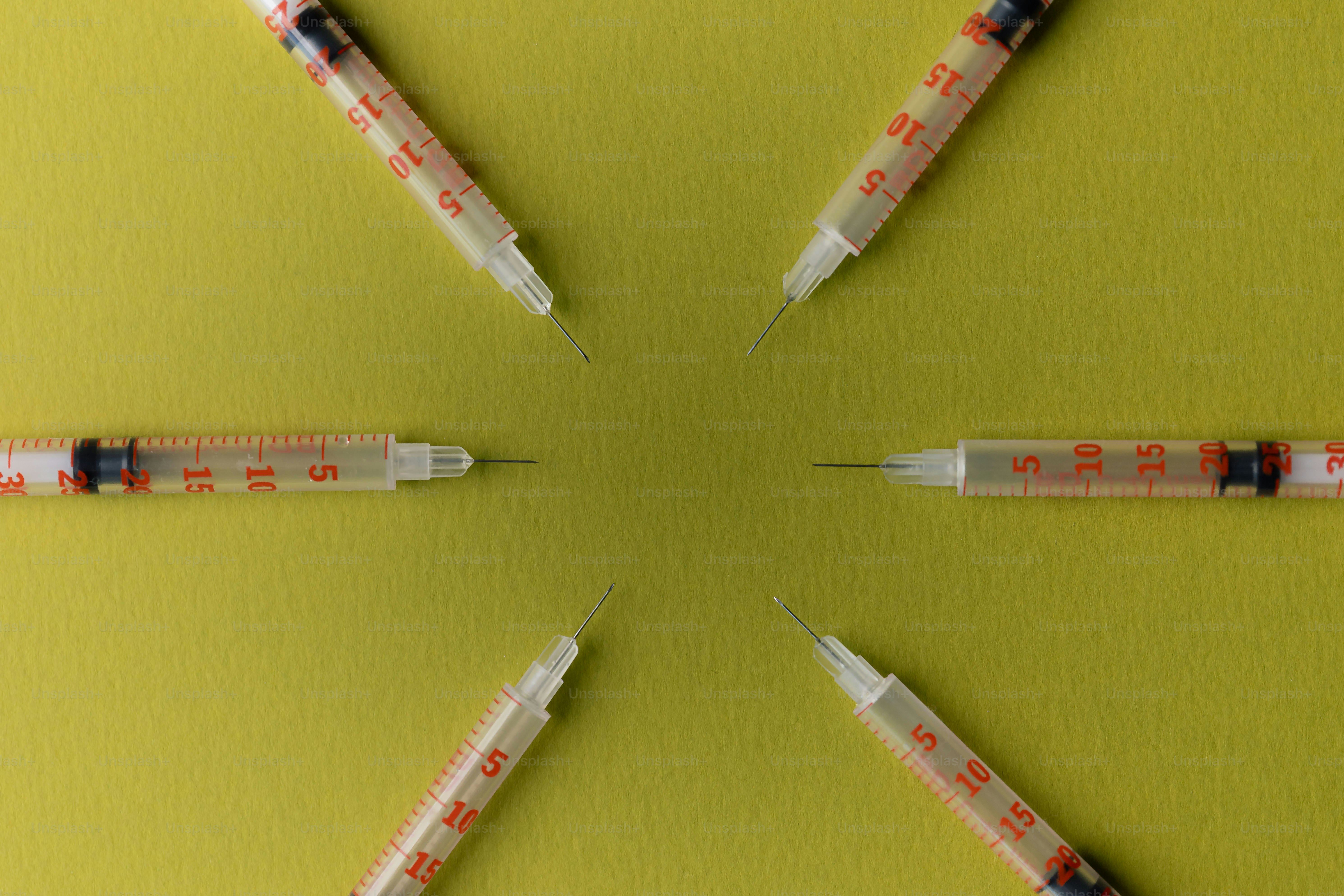 Seis jeringas están dispuestas en el centro.