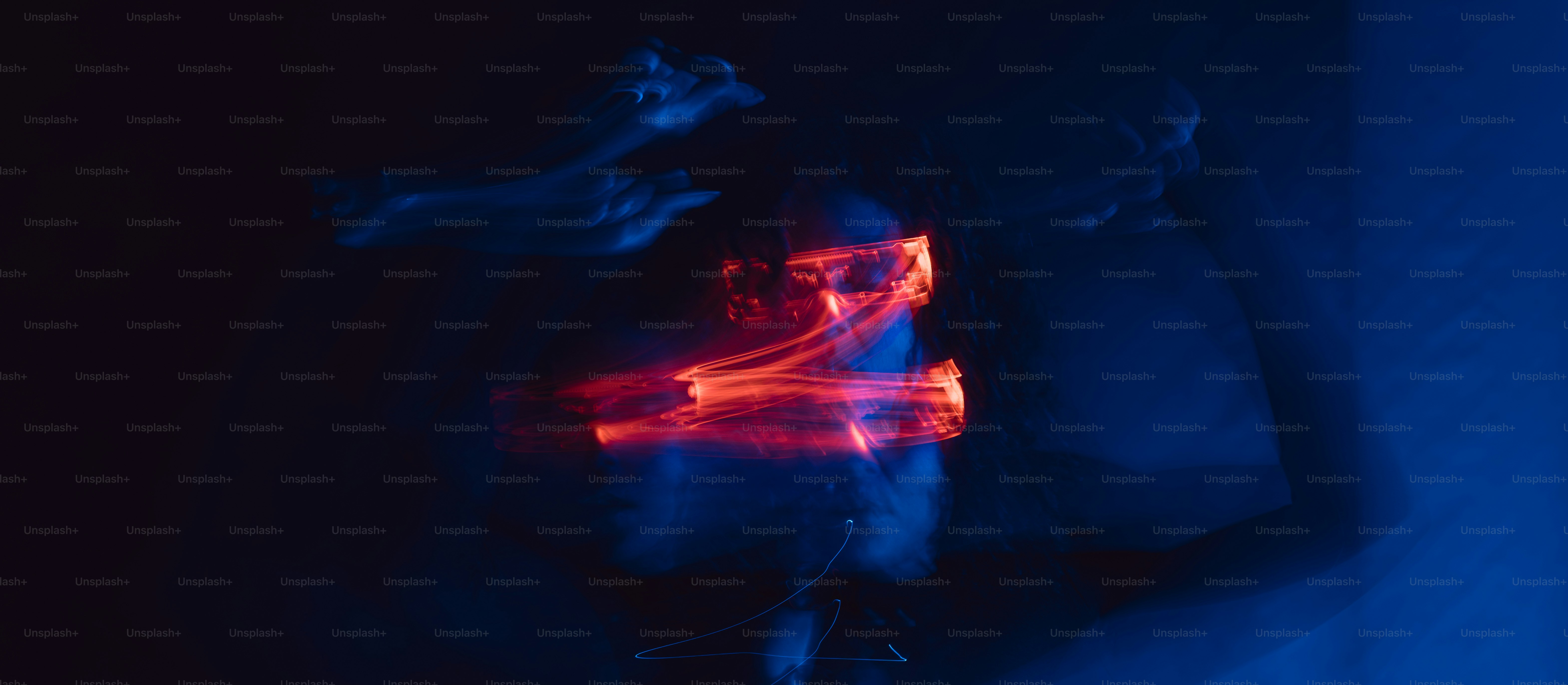 Figura borrosa con luz roja en un entorno oscuro.