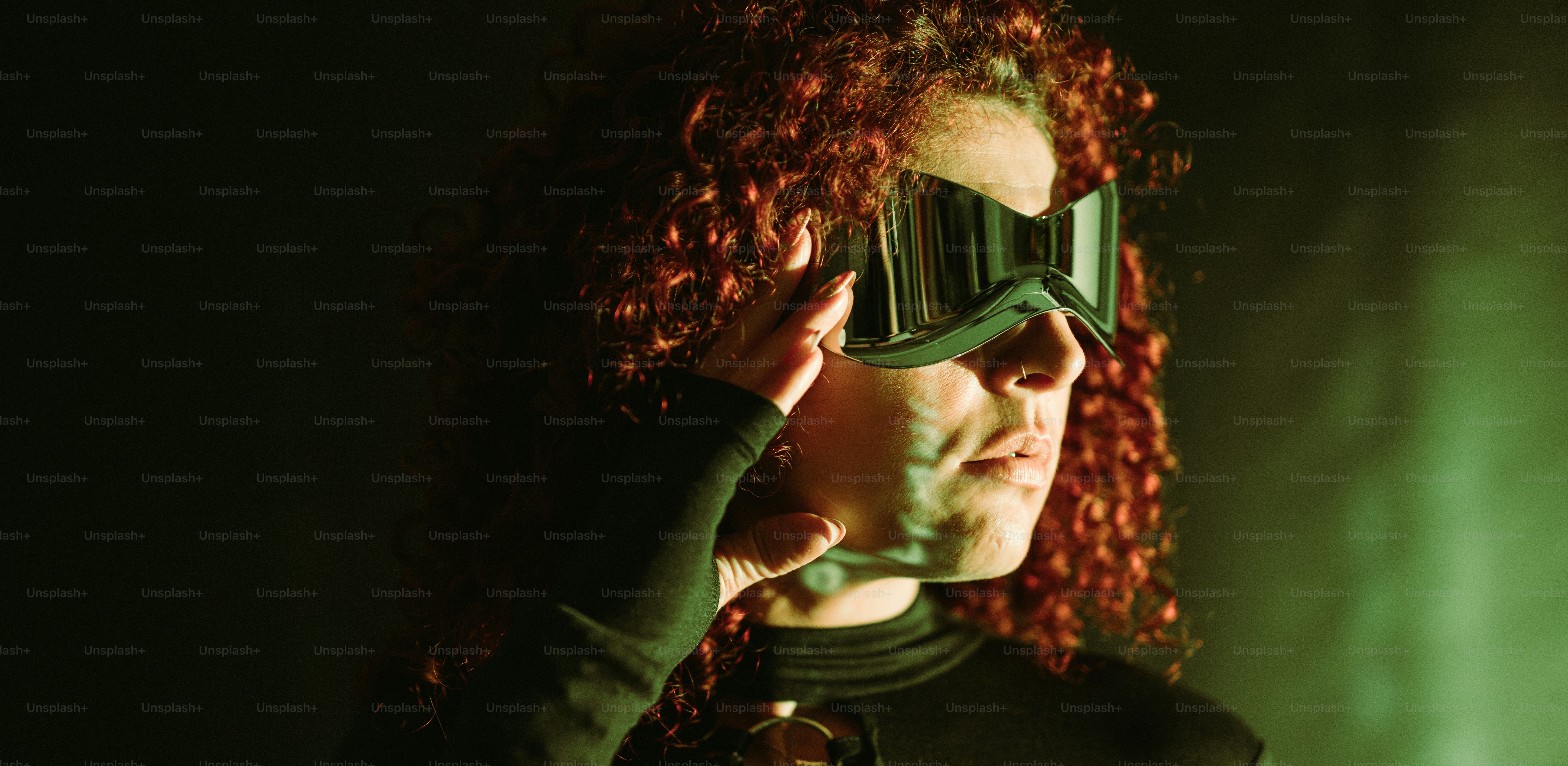 Femme portant des lunettes dans l’obscurité.