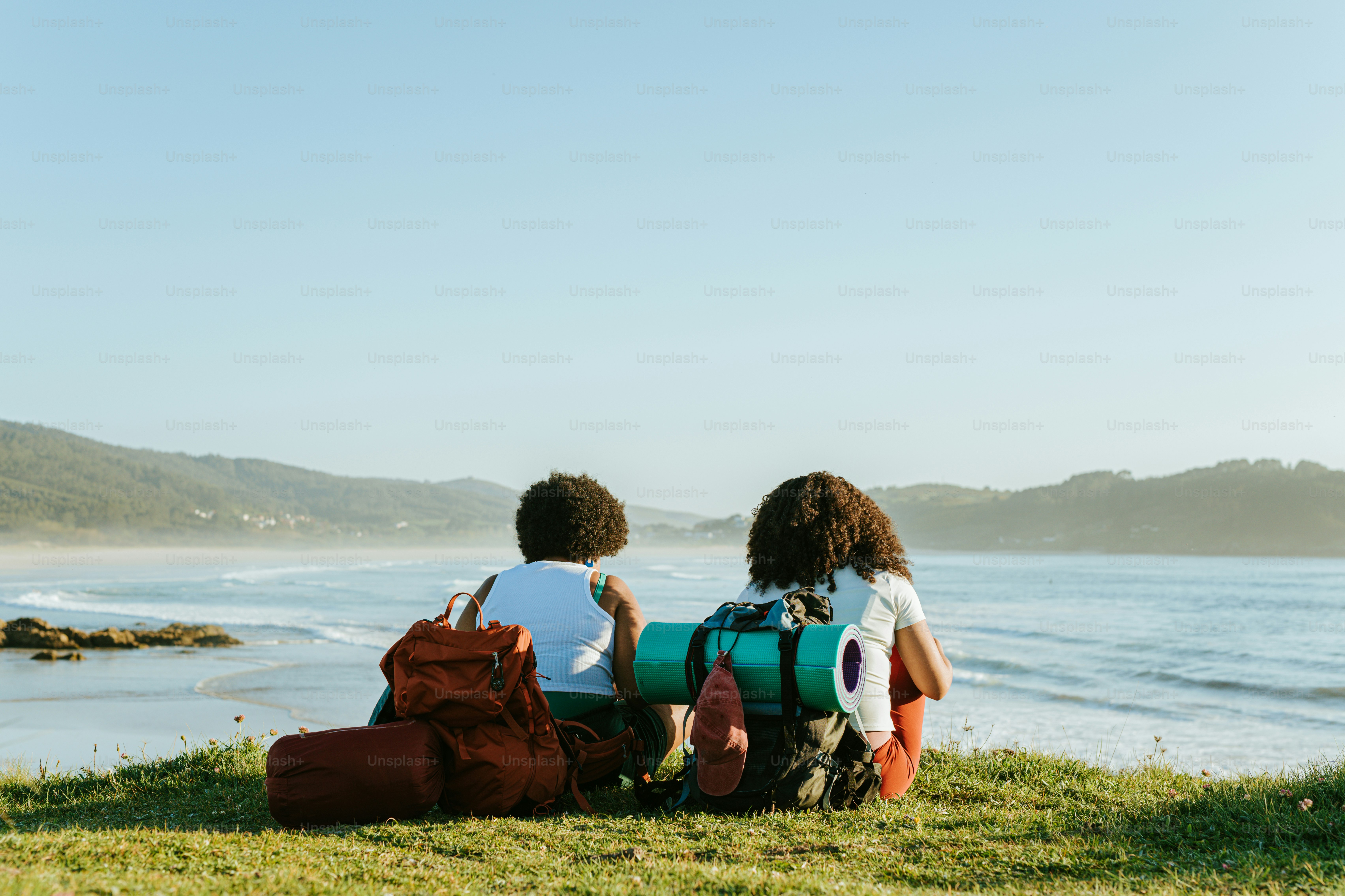 Zwei Personen genießen einen malerischen Blick auf das Meer.