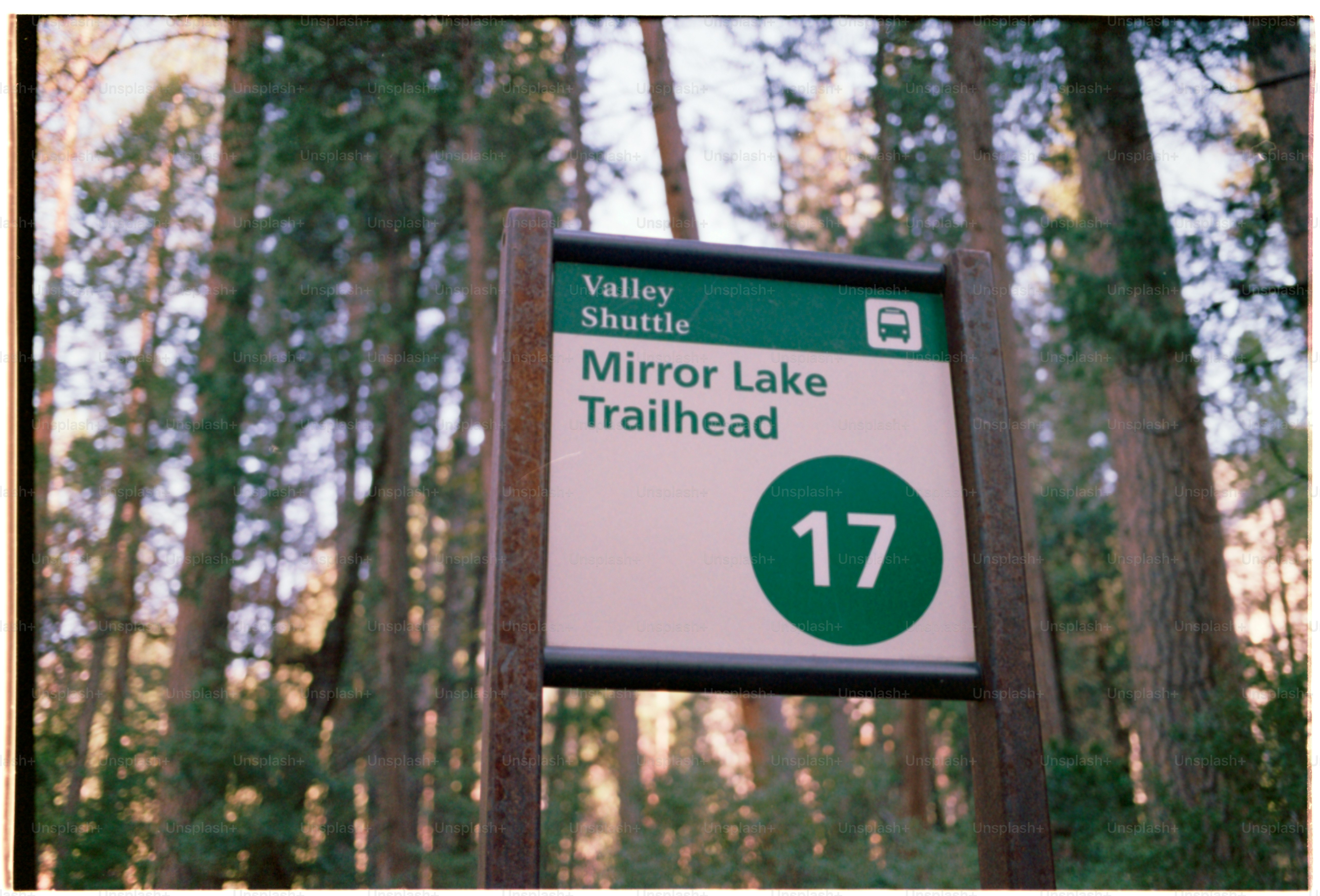 Ein Schild weist auf den Mirror Lake Trailhead hin.