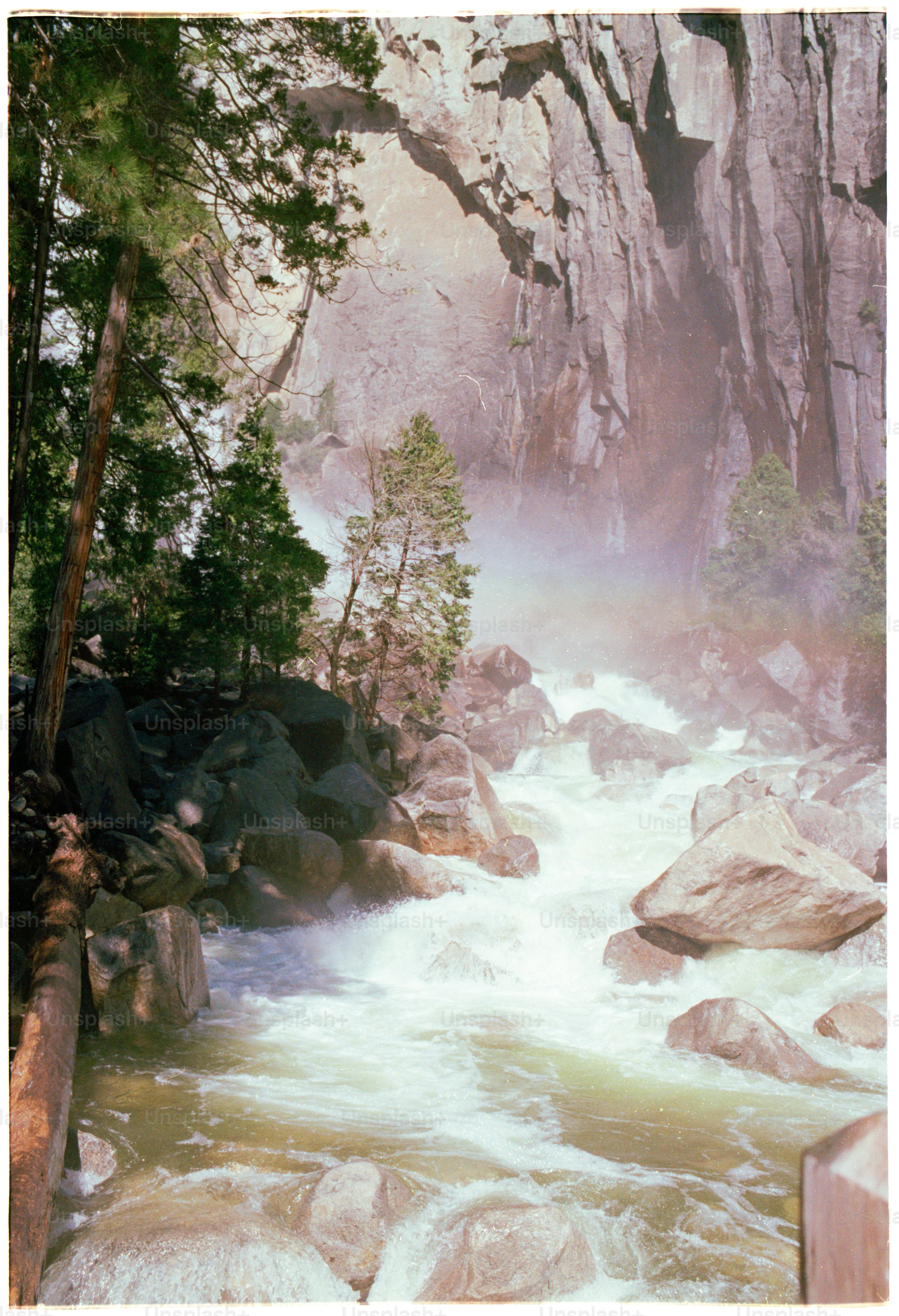 A cachoeira desce das rochas em uma cena serena da montanha.