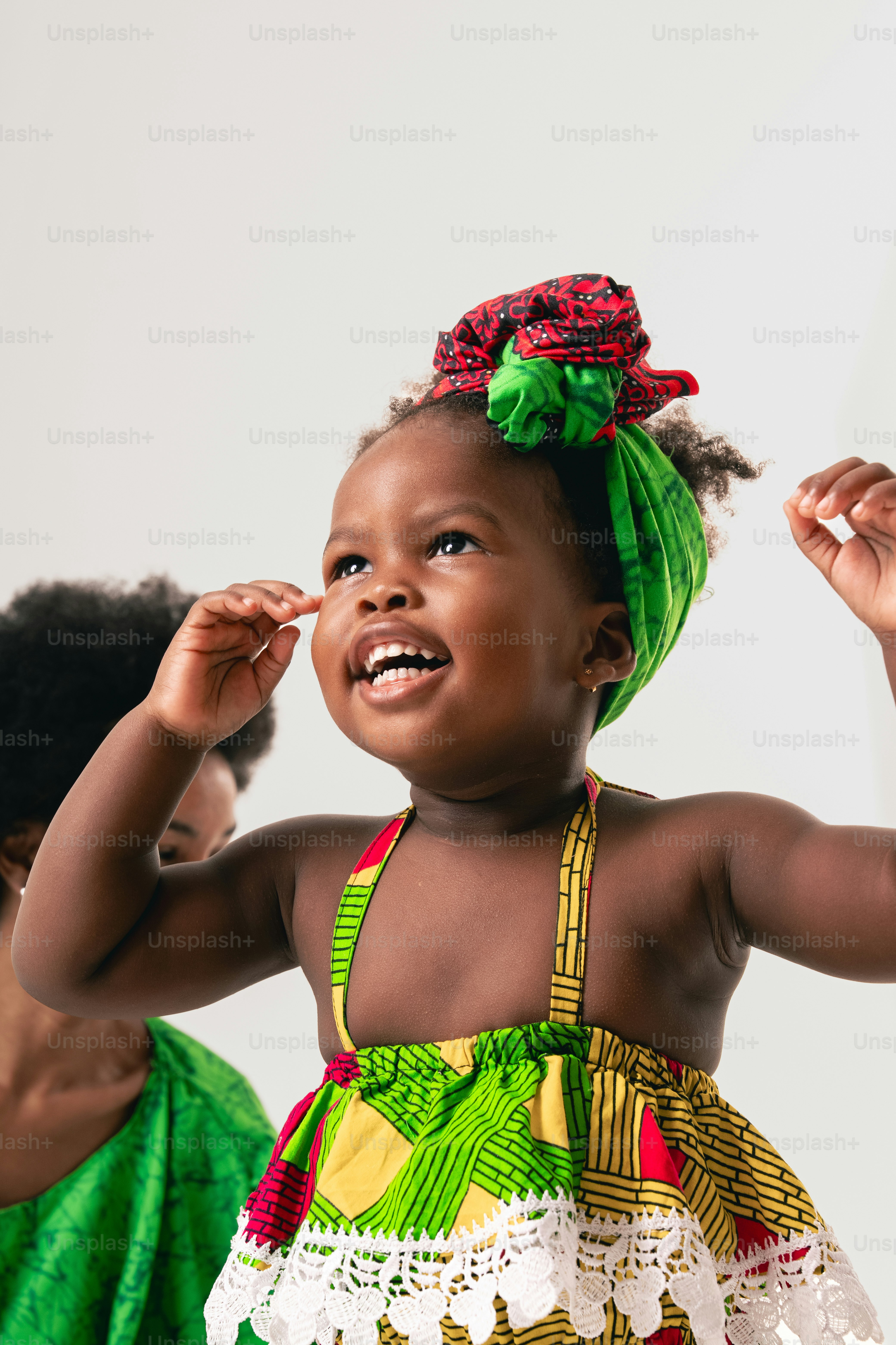 Un bambino sorridente in abiti africani guarda verso l'alto