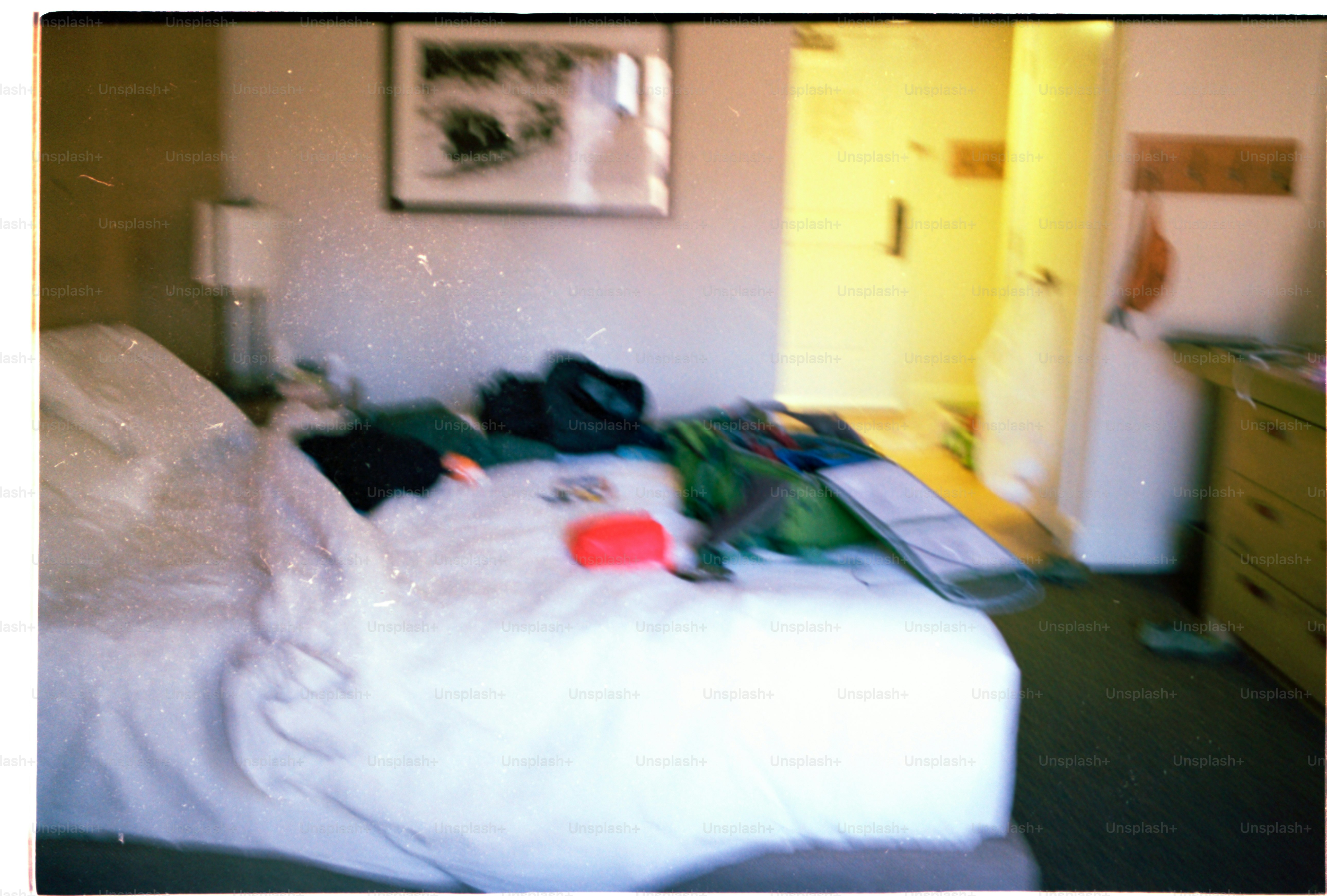 Une chambre d’hôtel en désordre avec lit et affaires.