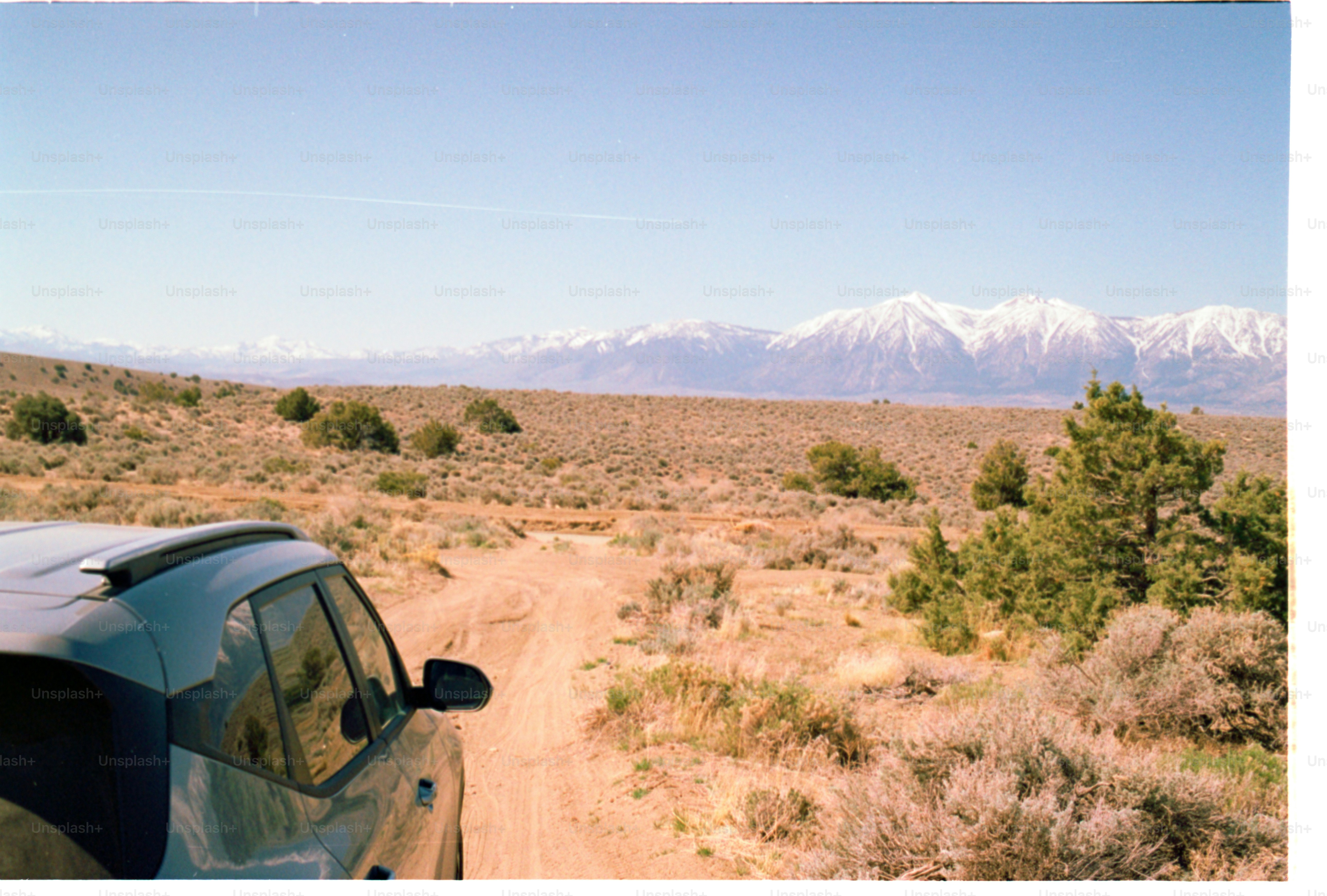 Une voiture est garée avec une vue sur le paysage de montagne.