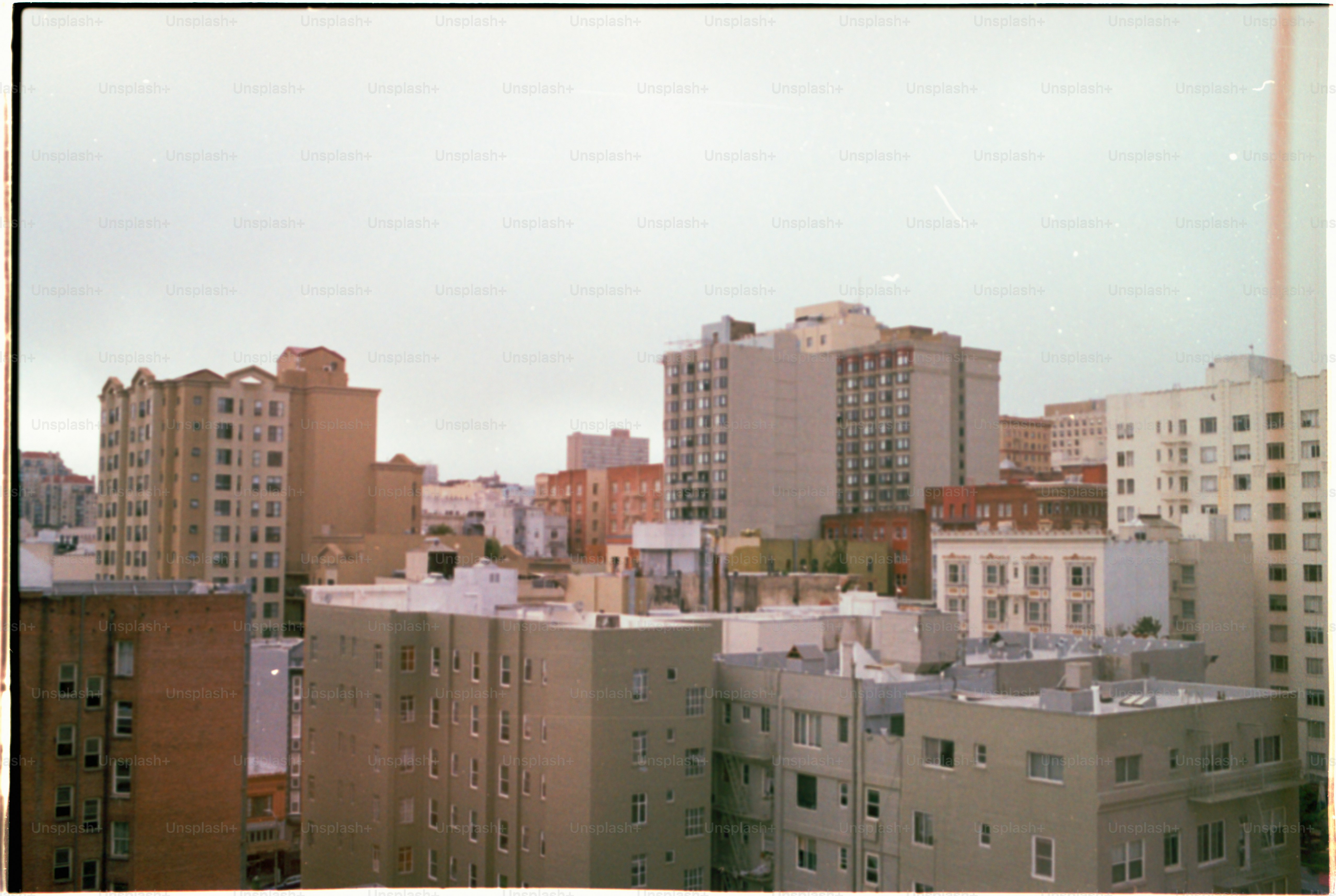 Horizonte de la ciudad con edificios altos bajo un cielo nublado.