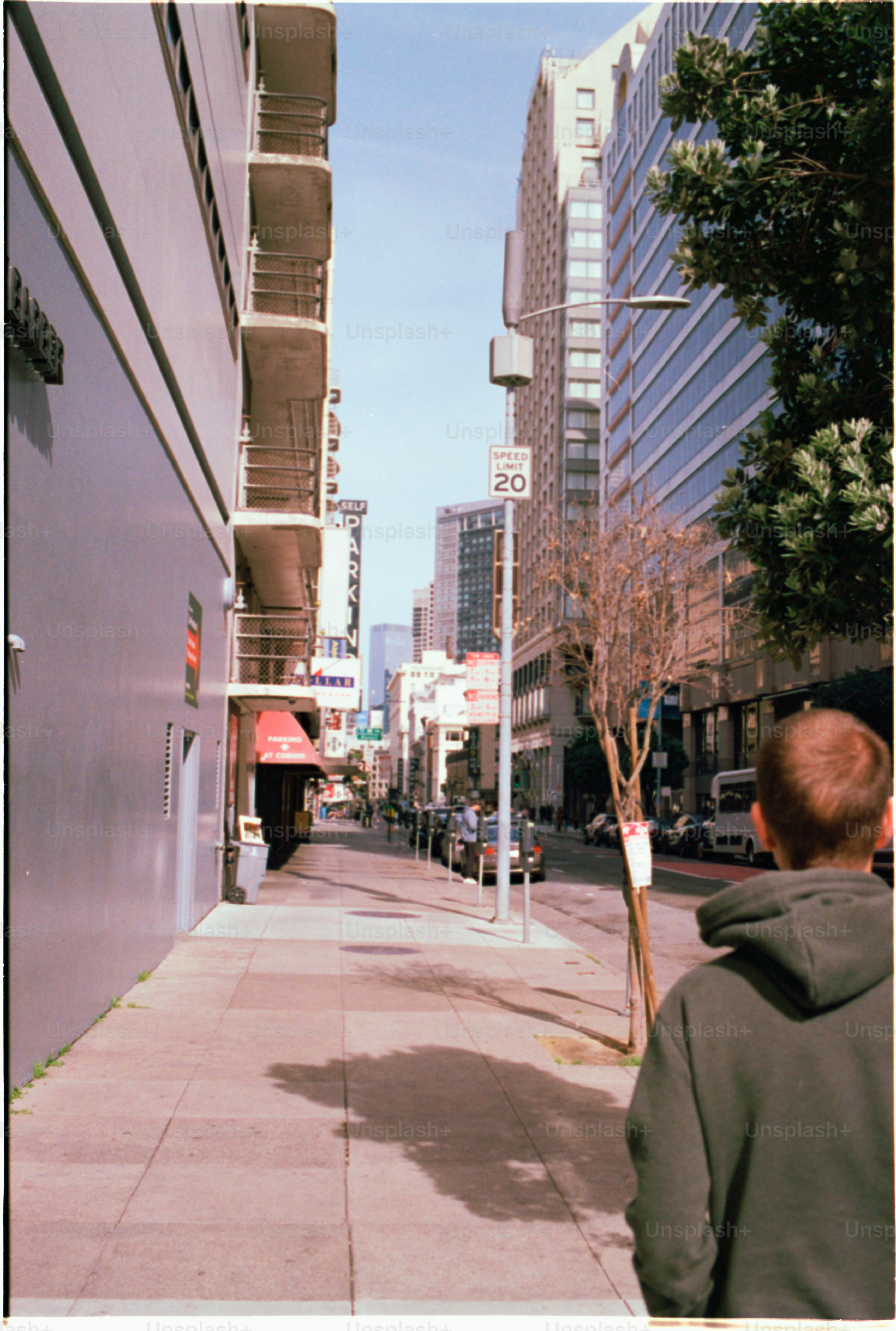 Una persona camina por una calle de la ciudad.