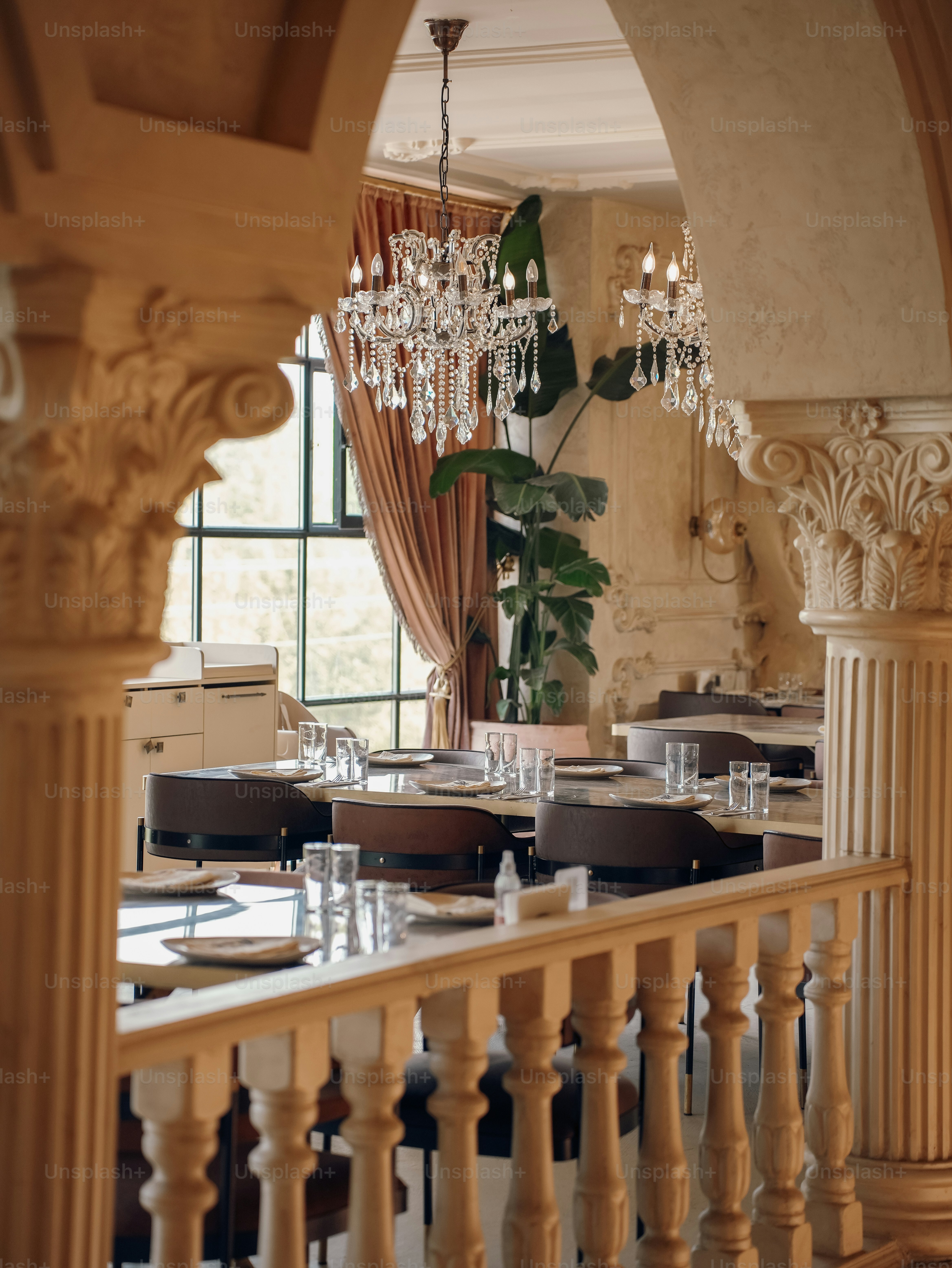 Interior elegante do restaurante com lustres e tabelas.