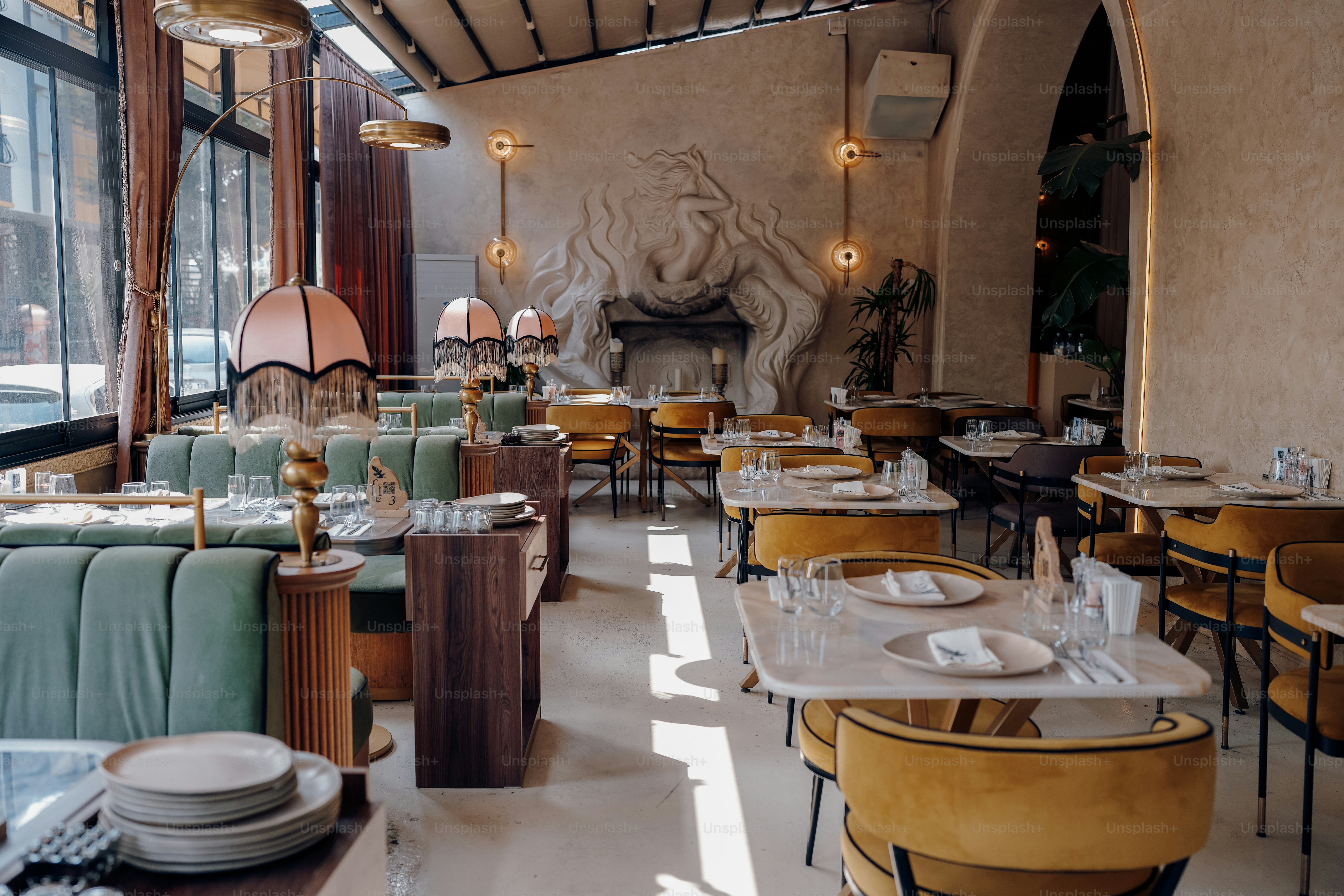 Um interior de restaurante lindamente decorado com mesas.