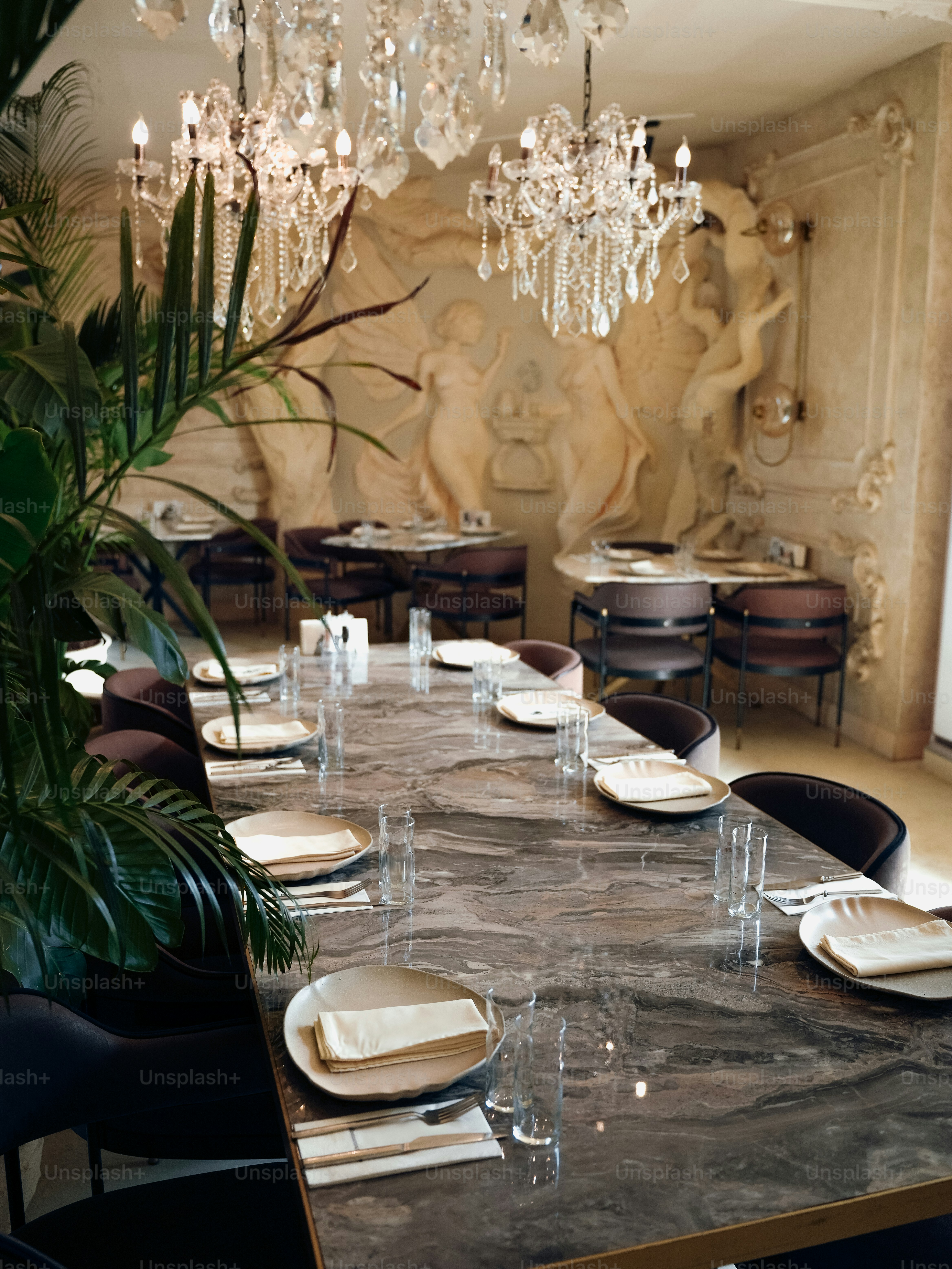 Sala de jantar elegante com uma mesa comprida.