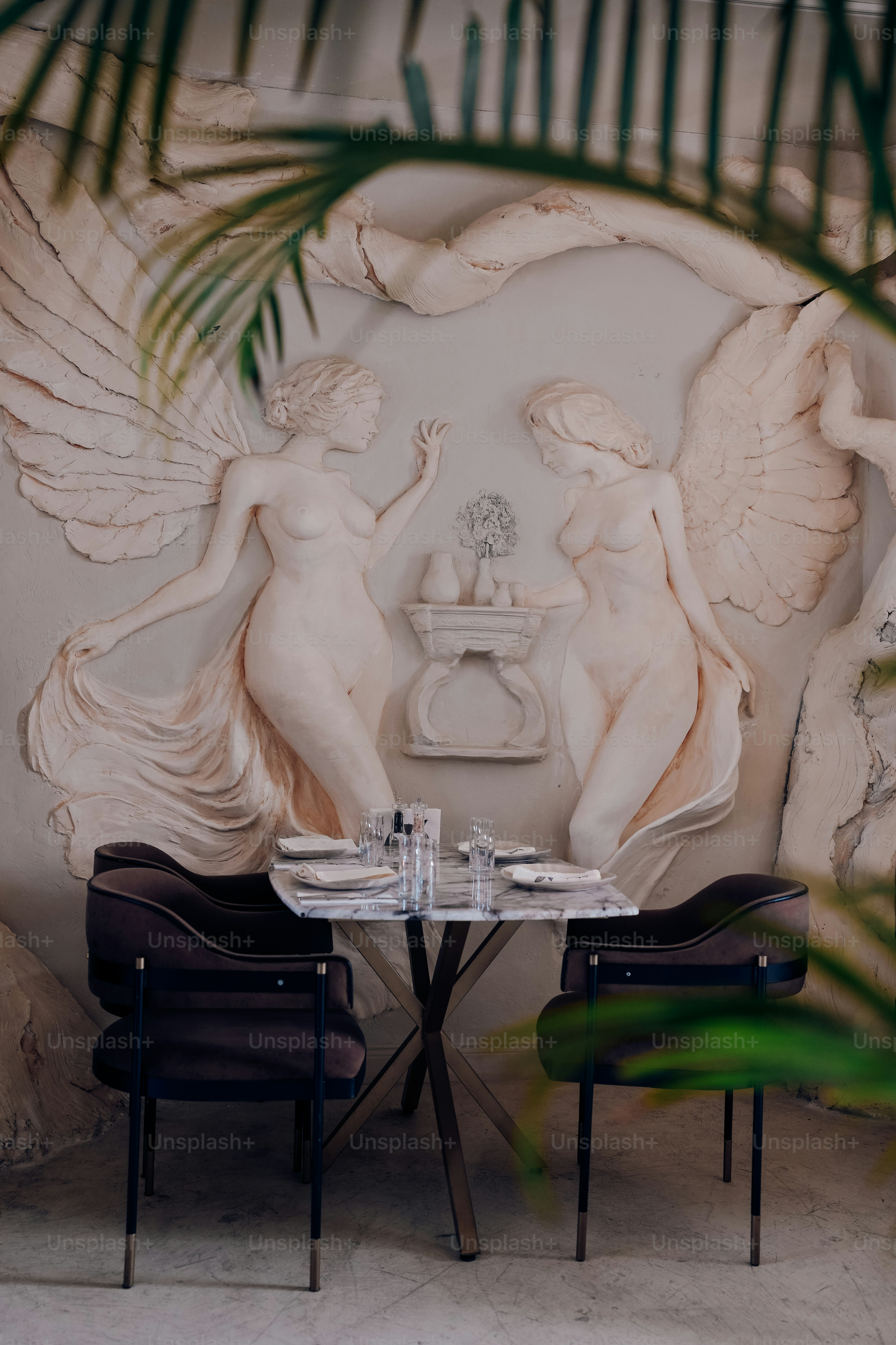 Jantar elegante do restaurante com esculturas do anjo.