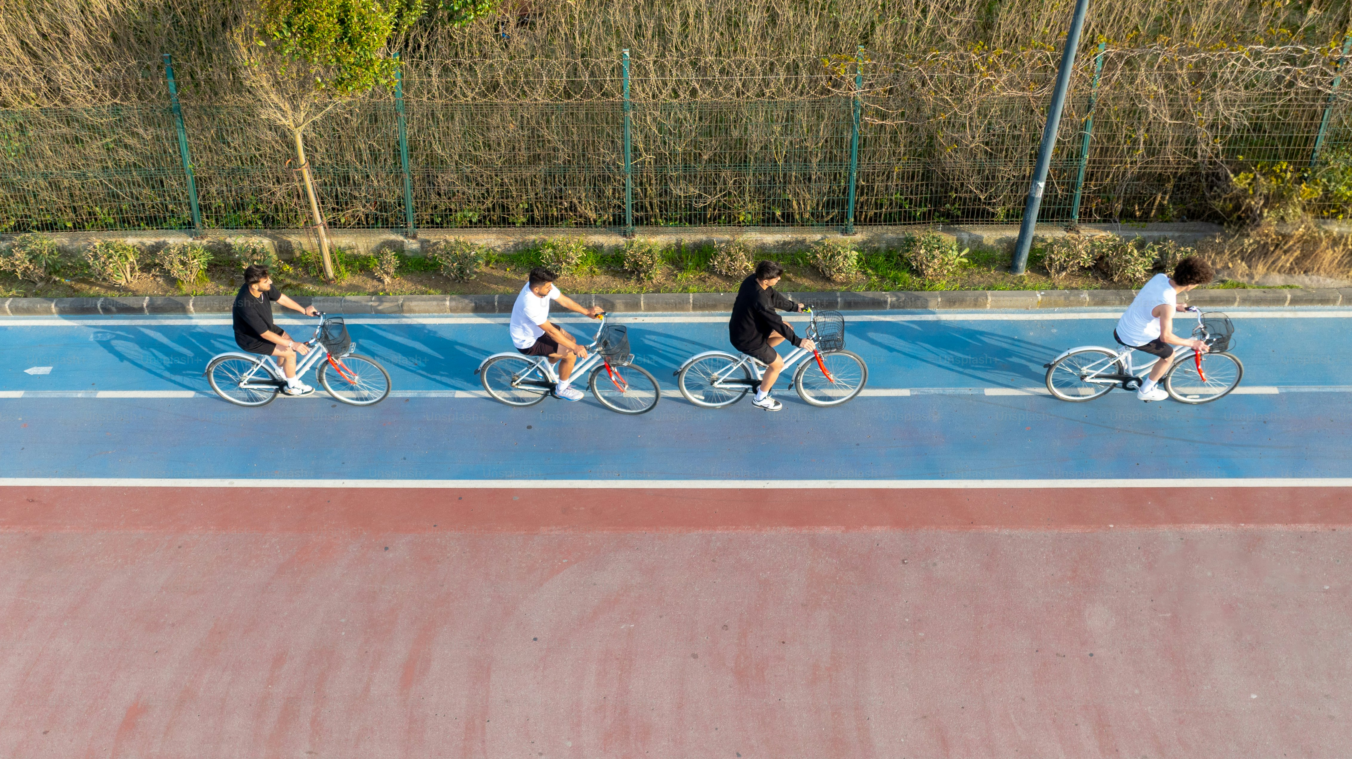 Quattro persone stanno pedalando su un sentiero.