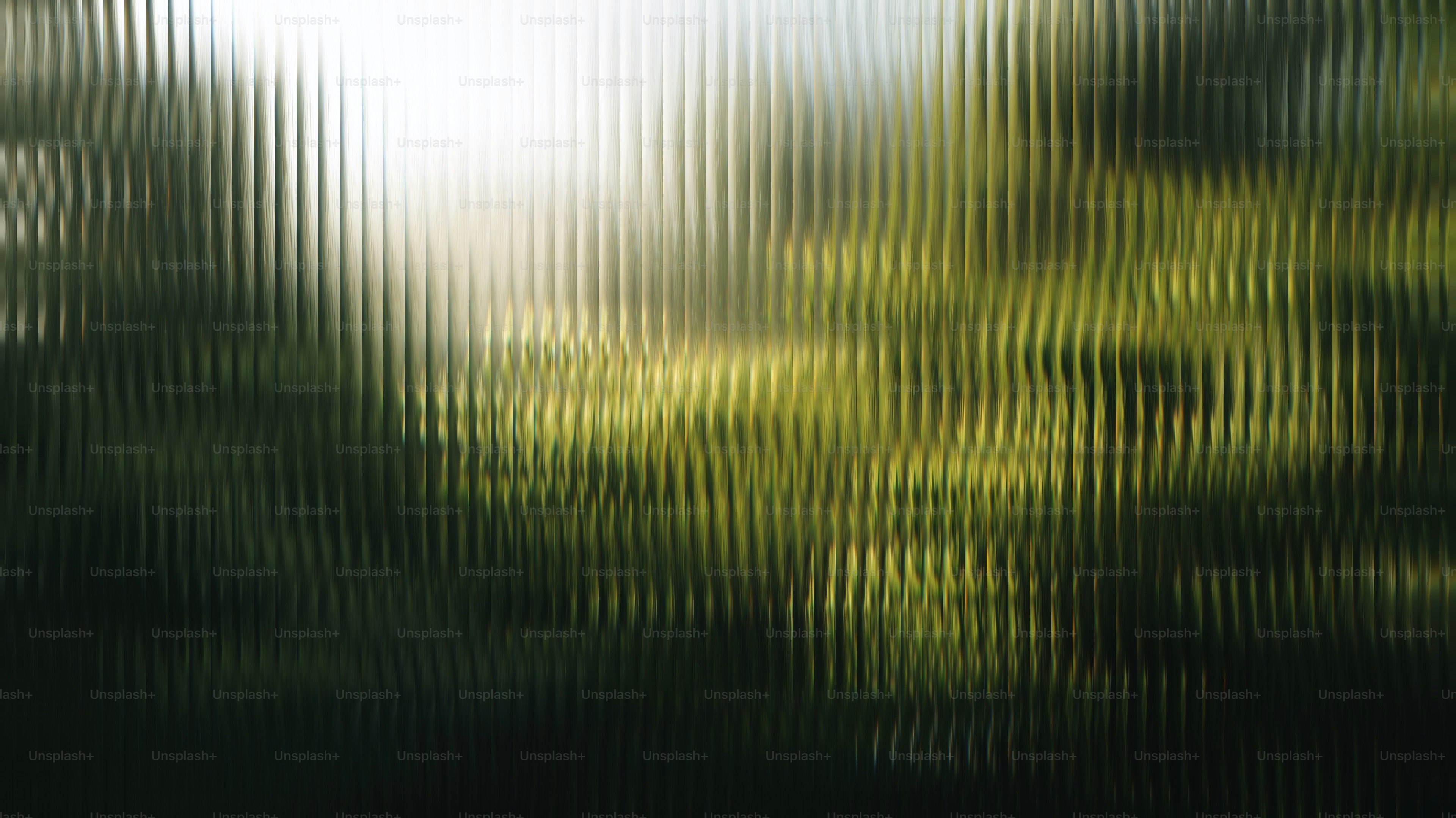 La luce risplende attraverso il vetro ondulato e strutturato.