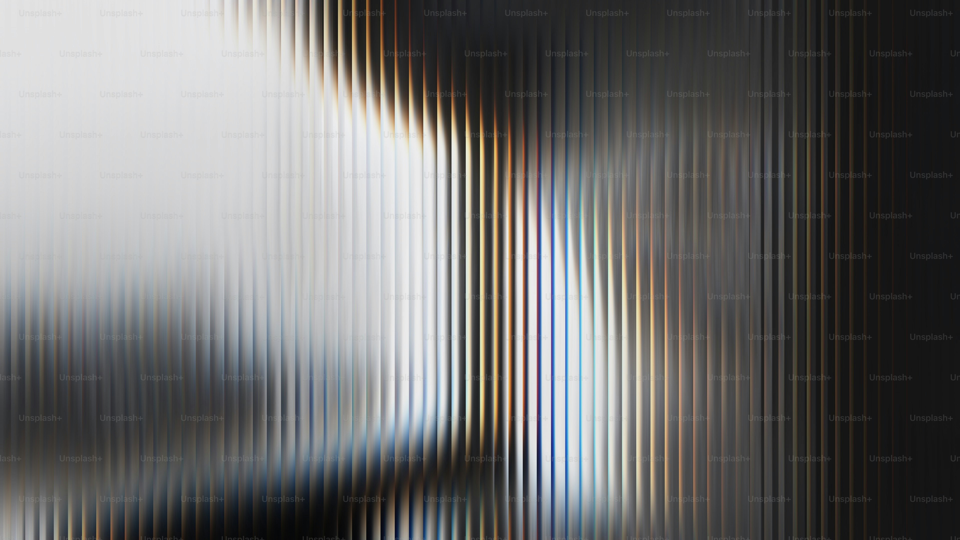 Immagine astratta con linee verticali e luce soffusa.