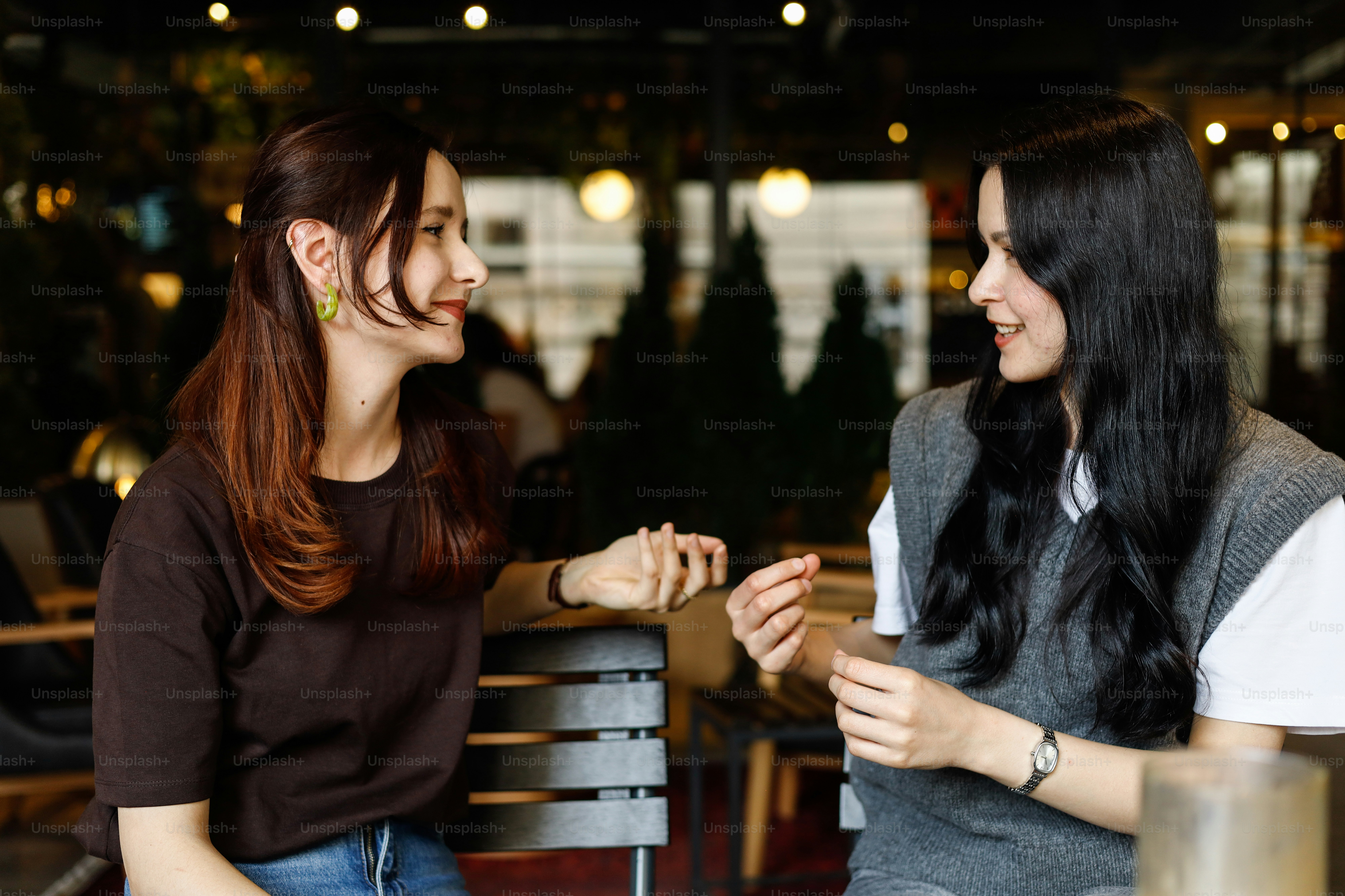 Dois amigos estão sorrindo e conversando.
