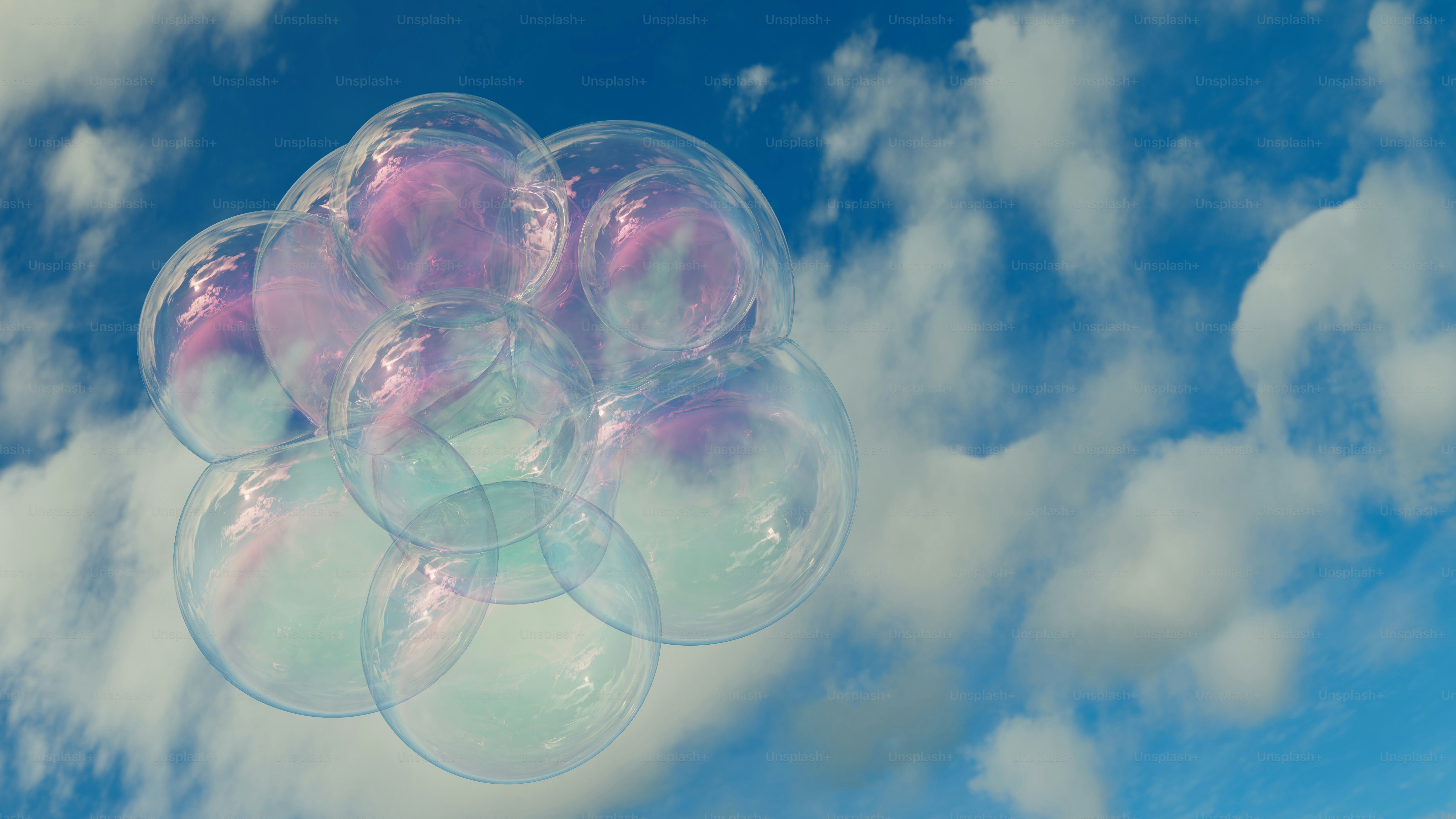 Um aglomerado de bolhas flutua contra o céu azul.