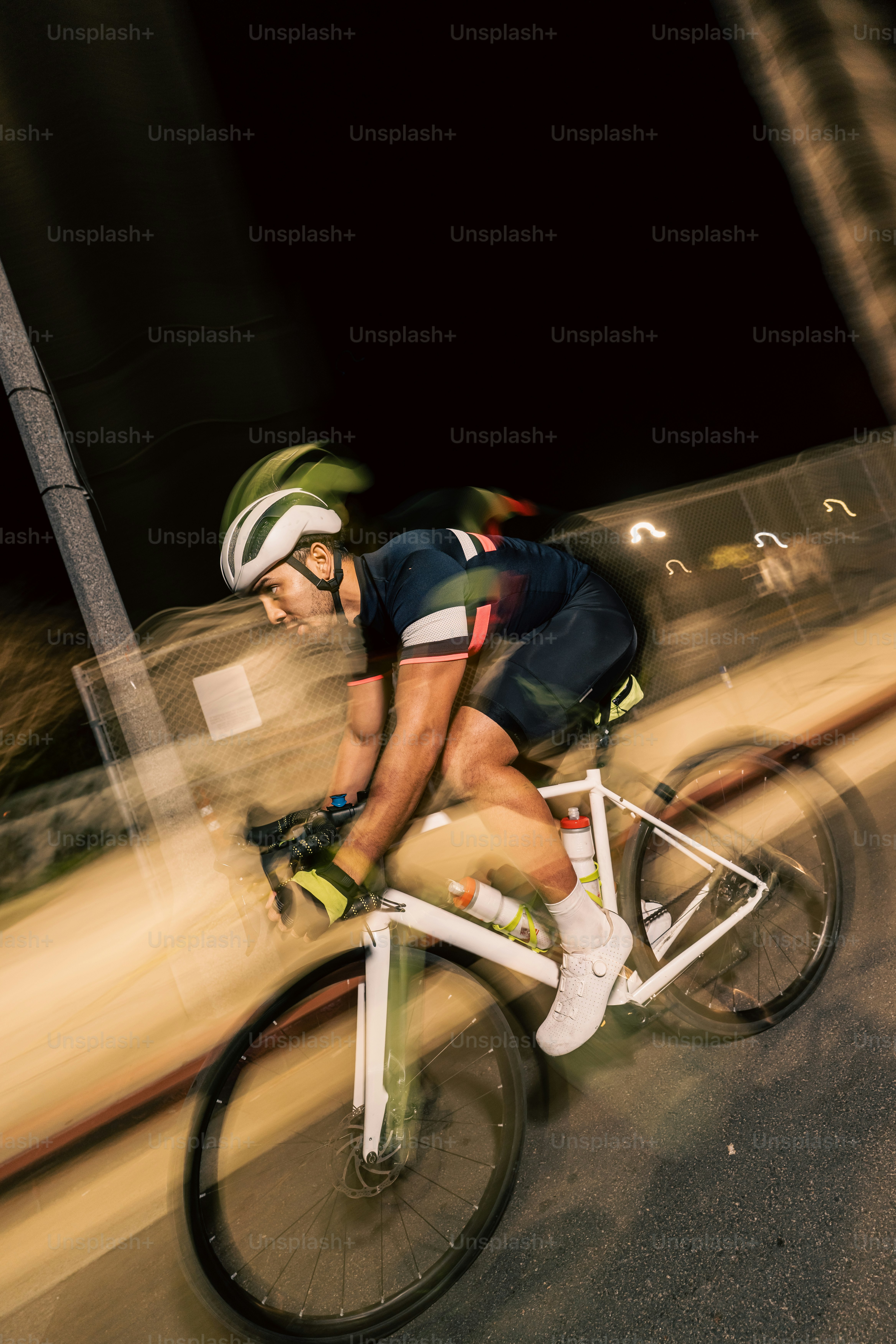 夜の道を走るサイクリスト。