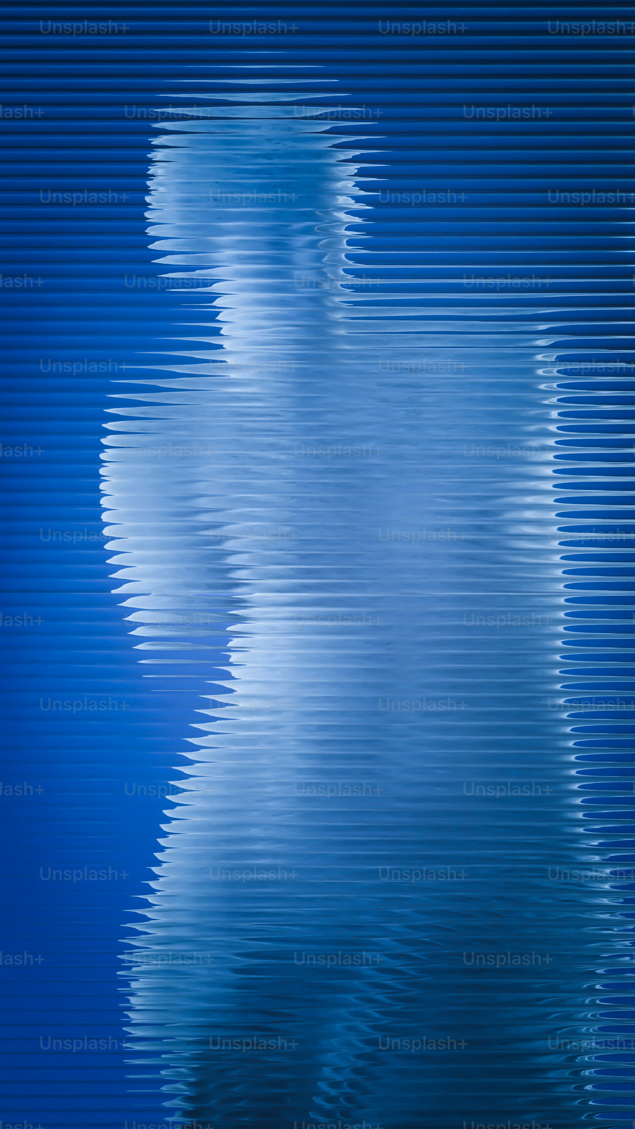 Eine blaue Figur wird durch horizontale Linien verdeckt.