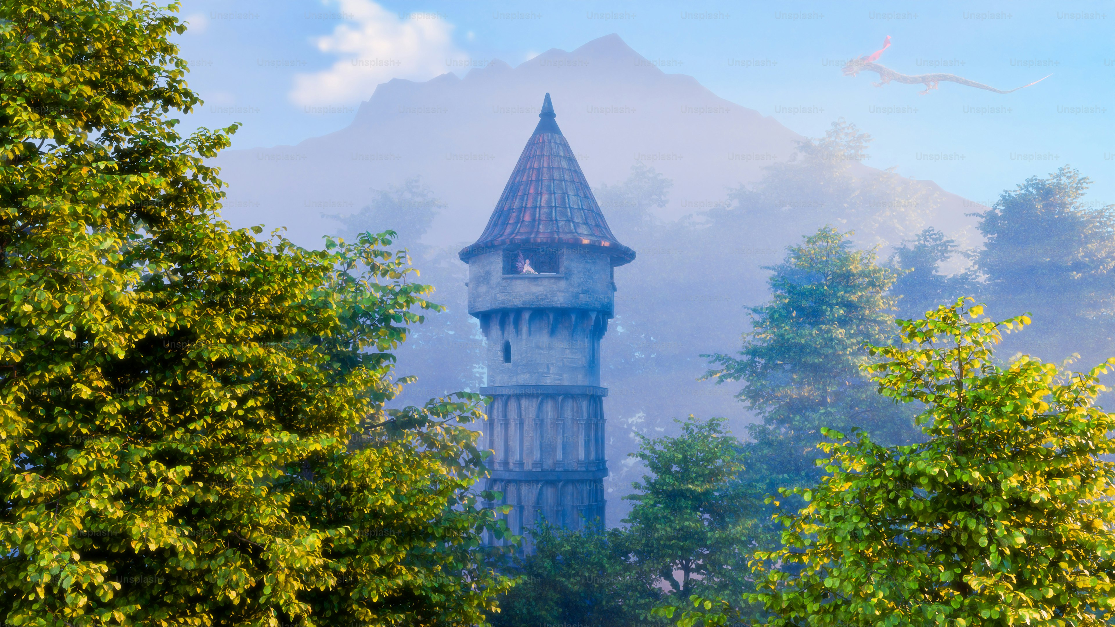 Ein Turm erhebt sich über Bäumen und einem Berg.