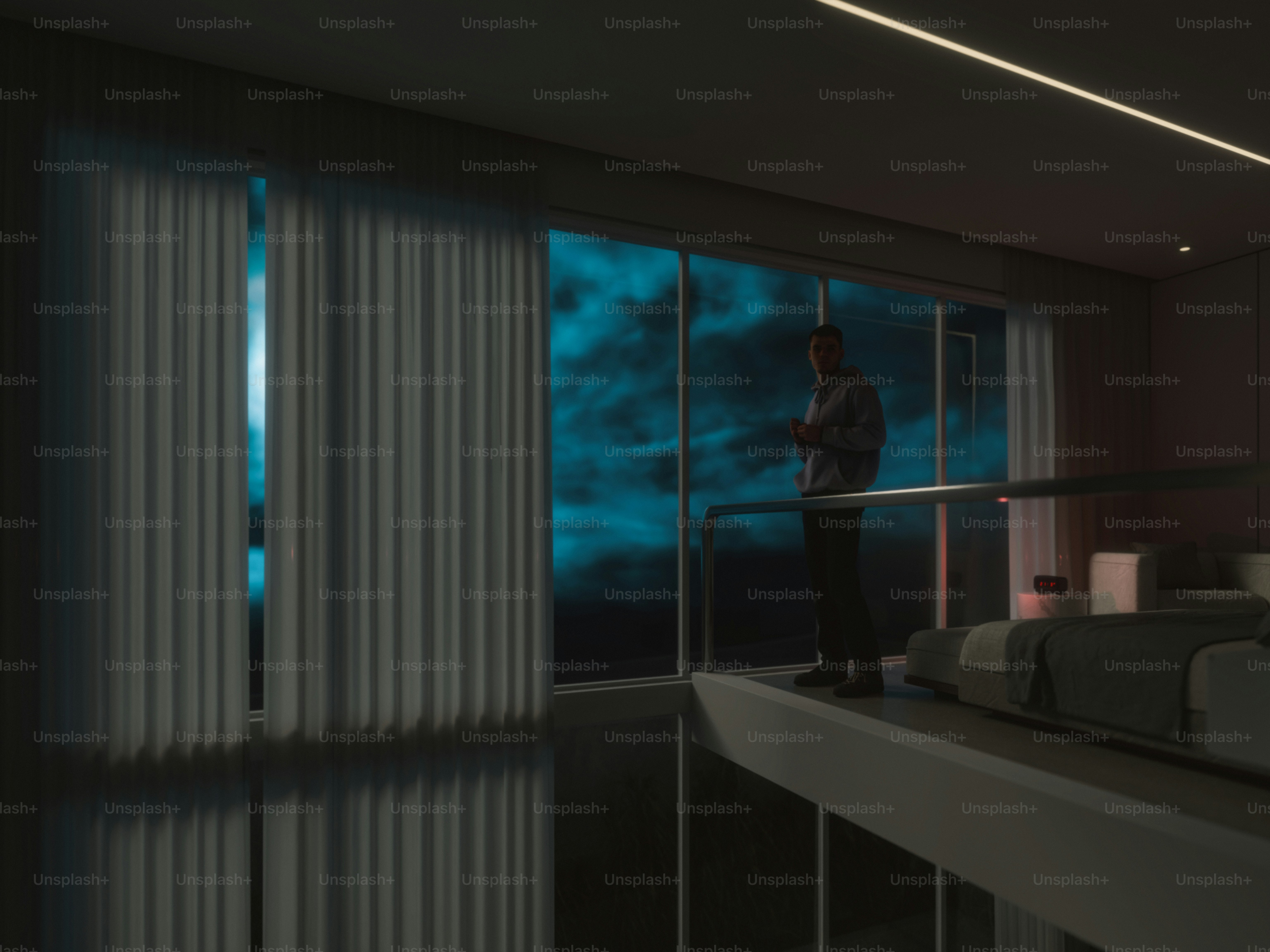 Ein Mann steht da und schaut aus dem Fenster.