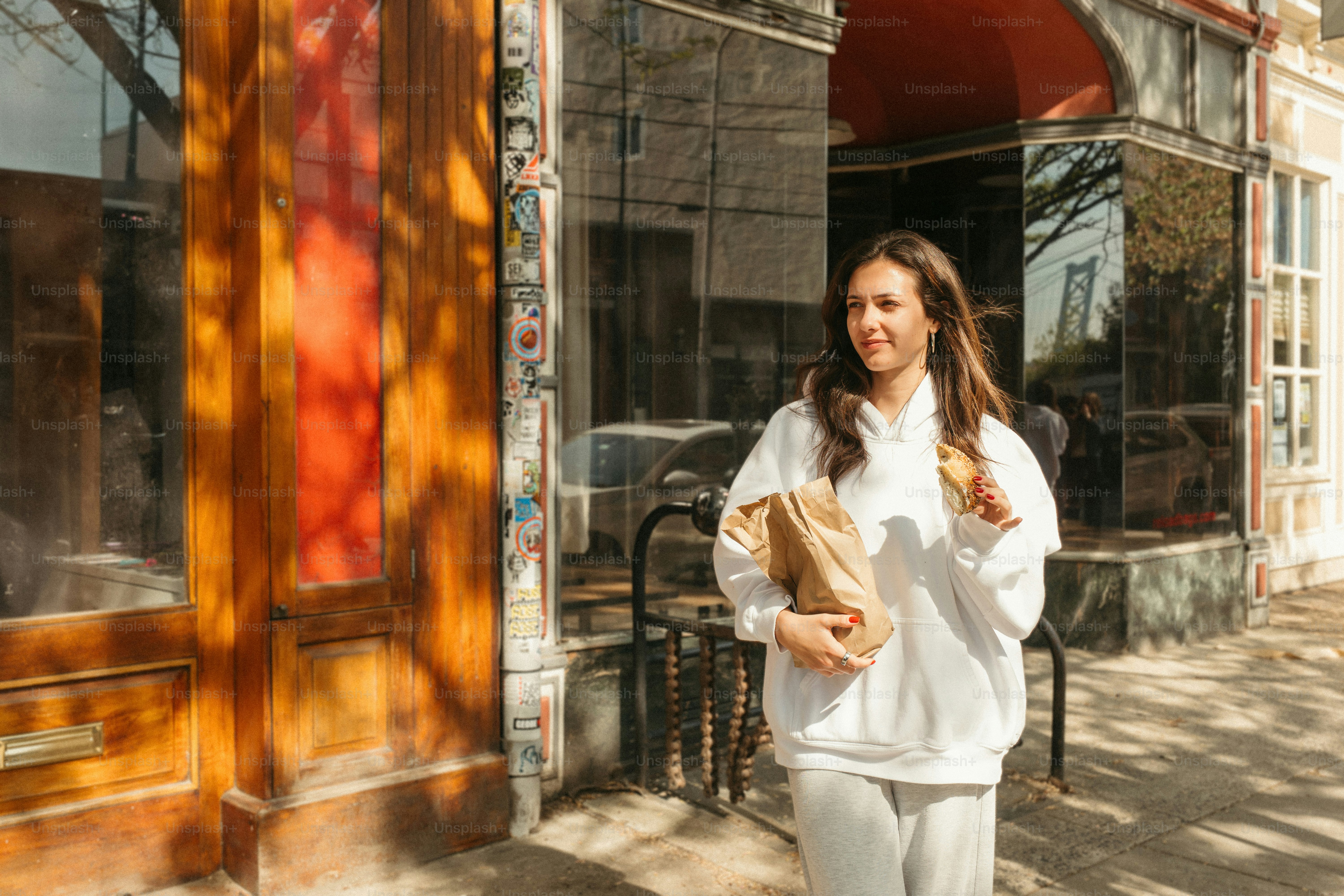 Eine Frau geht mit Essen nach draußen.