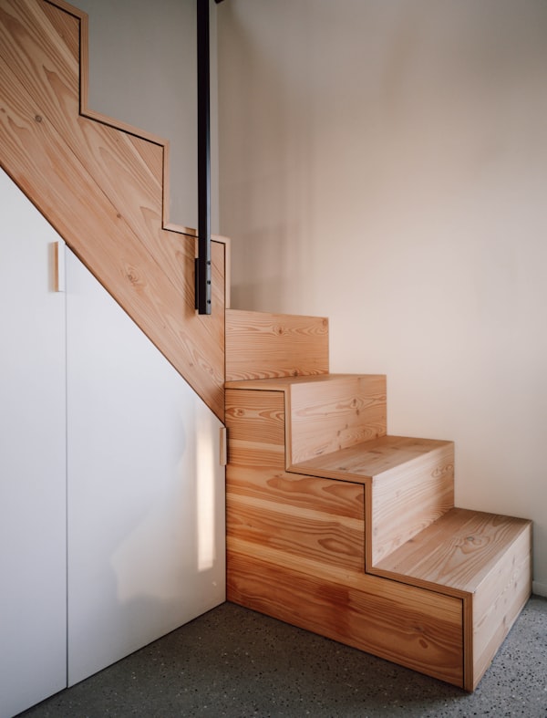 Holztreppe nach Maß – Tischlerei HLW-Wohnservice GmbH Defereggental