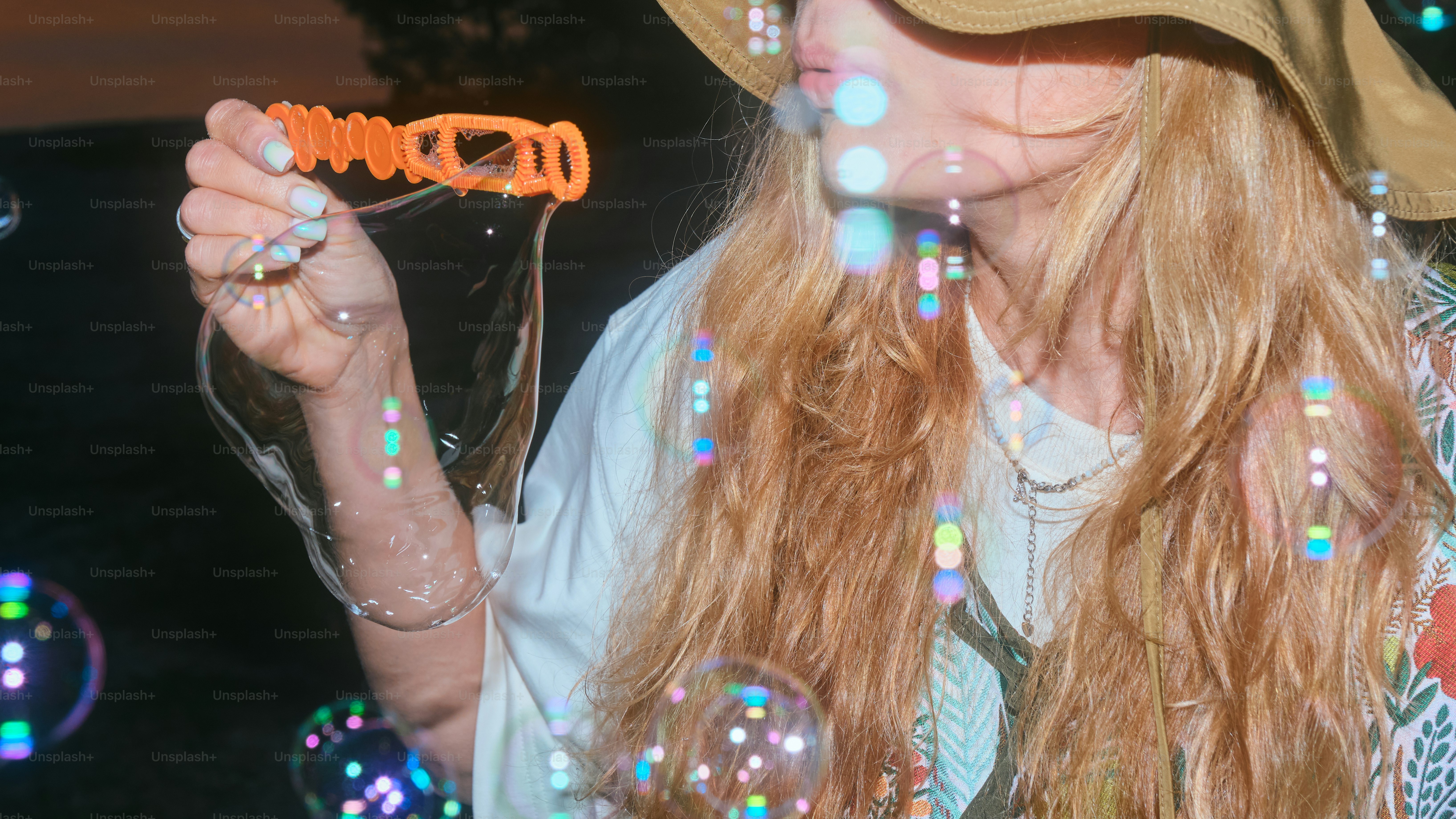 Una donna soffia bolle all'aperto.