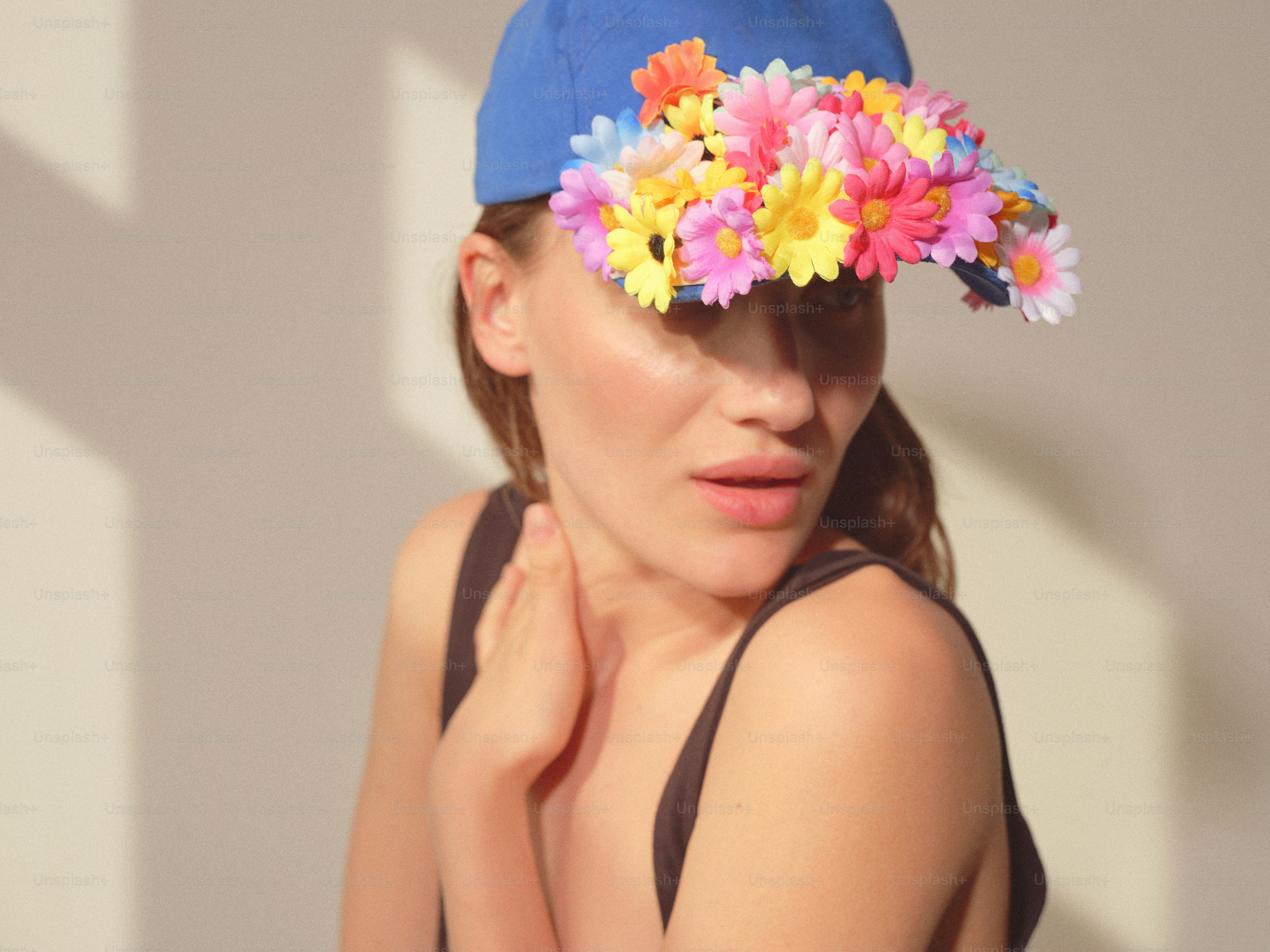 Mulher usa um chapéu azul decorado com flores