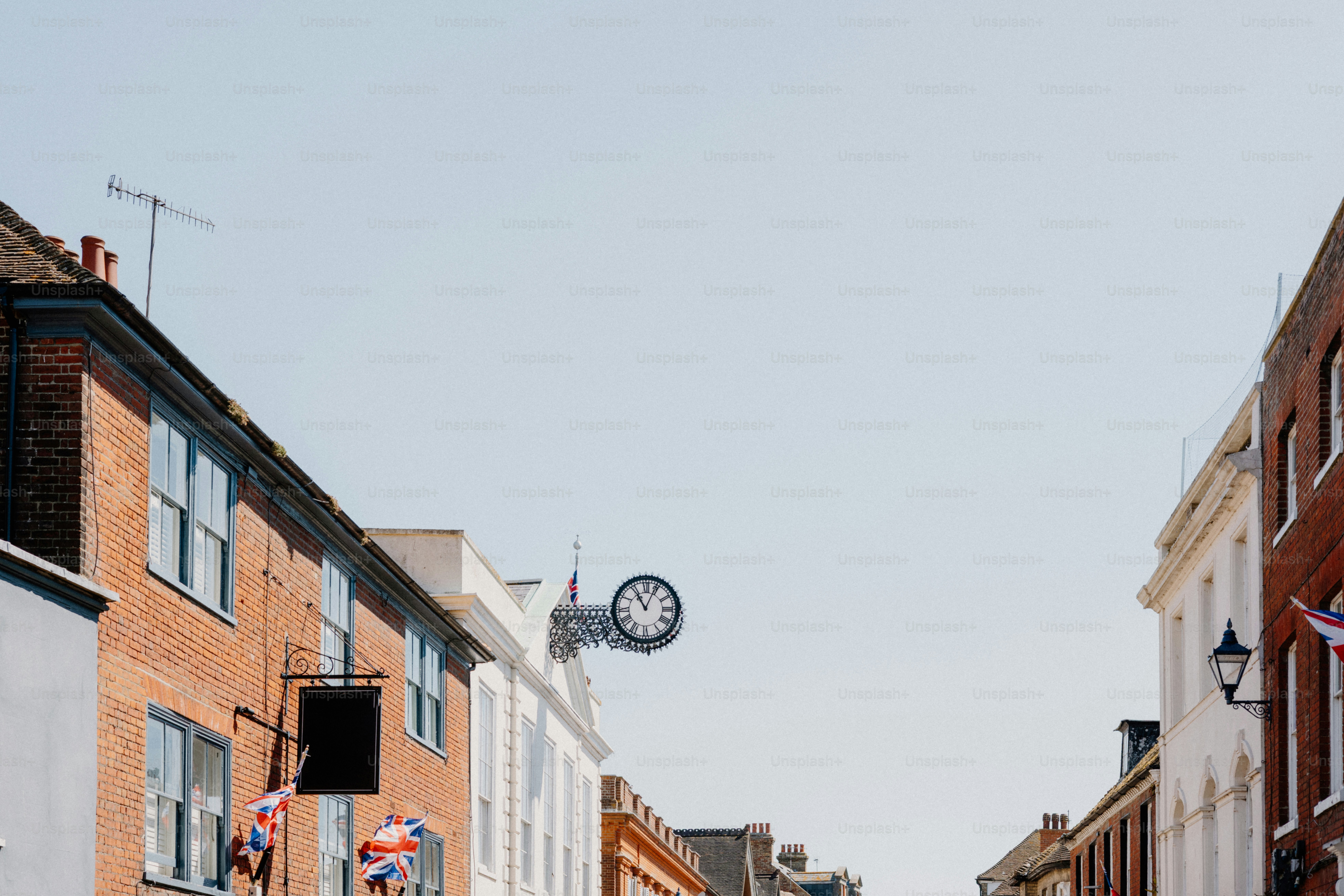햇볕이 잘 드는 거리에는 시계가 있는 건물들이 늘어서 있습니다.