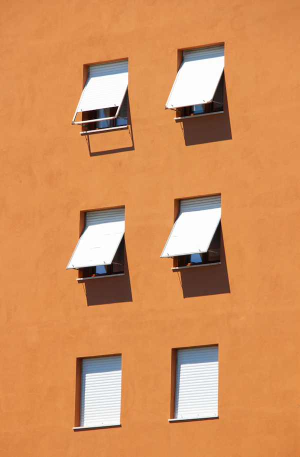 Zonwering met screens aan de buitenzijde van een woning tegen warmte en inkijk