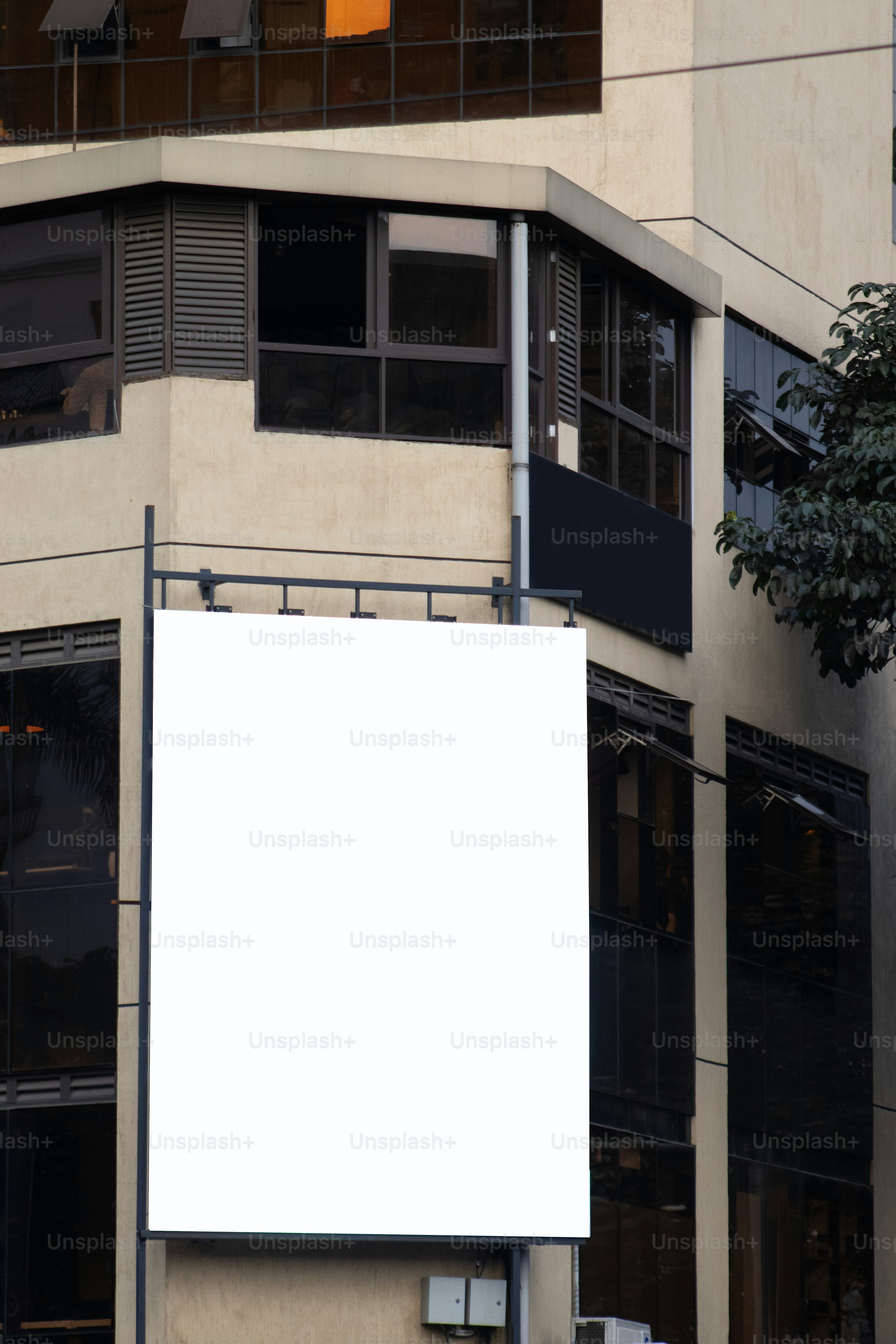 Panneau vierge à l’extérieur d’un bâtiment.