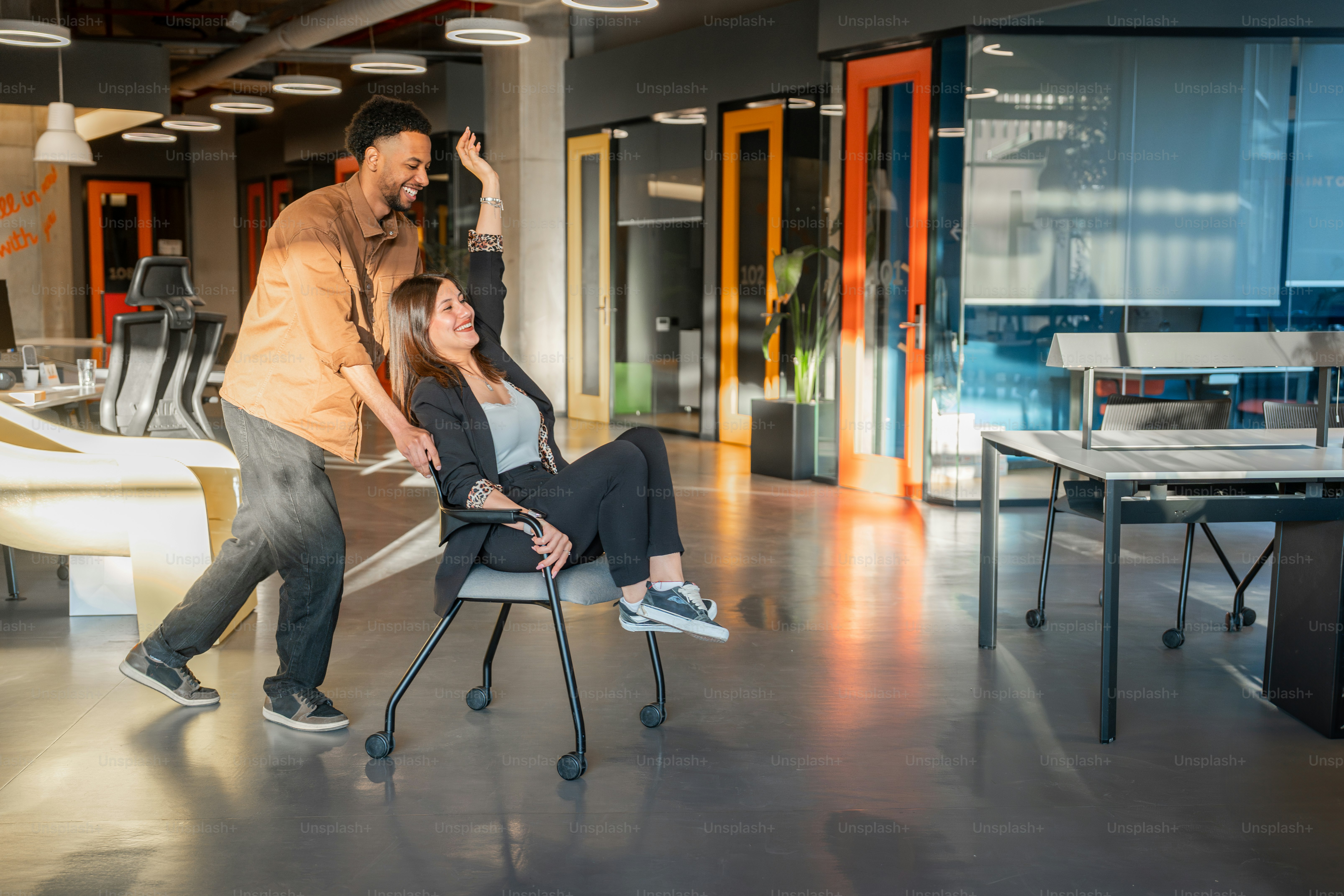Des collègues profitent de manière ludique d’une pause de travail dans leur bureau.