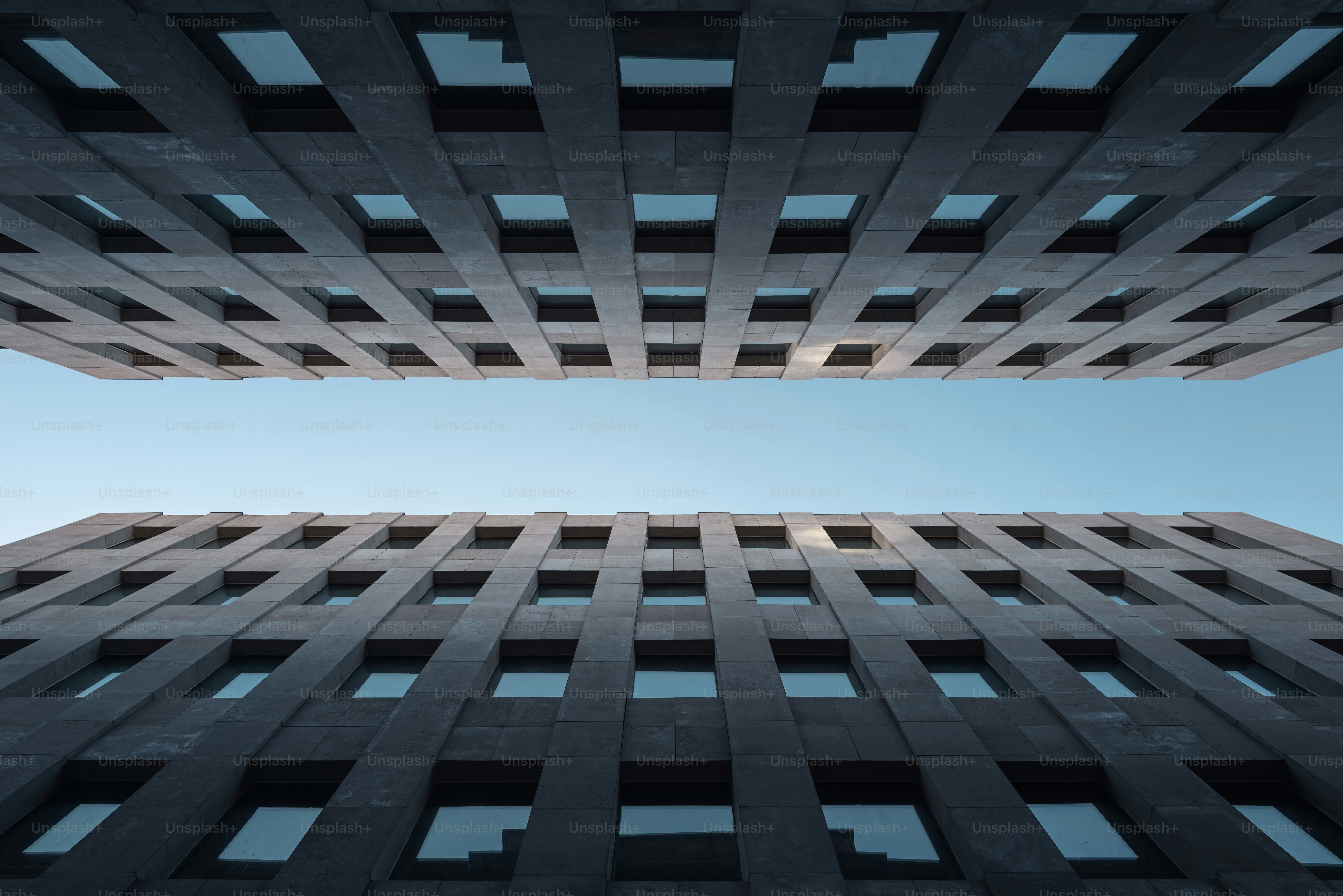Les bâtiments rencontrent le ciel au-dessus.