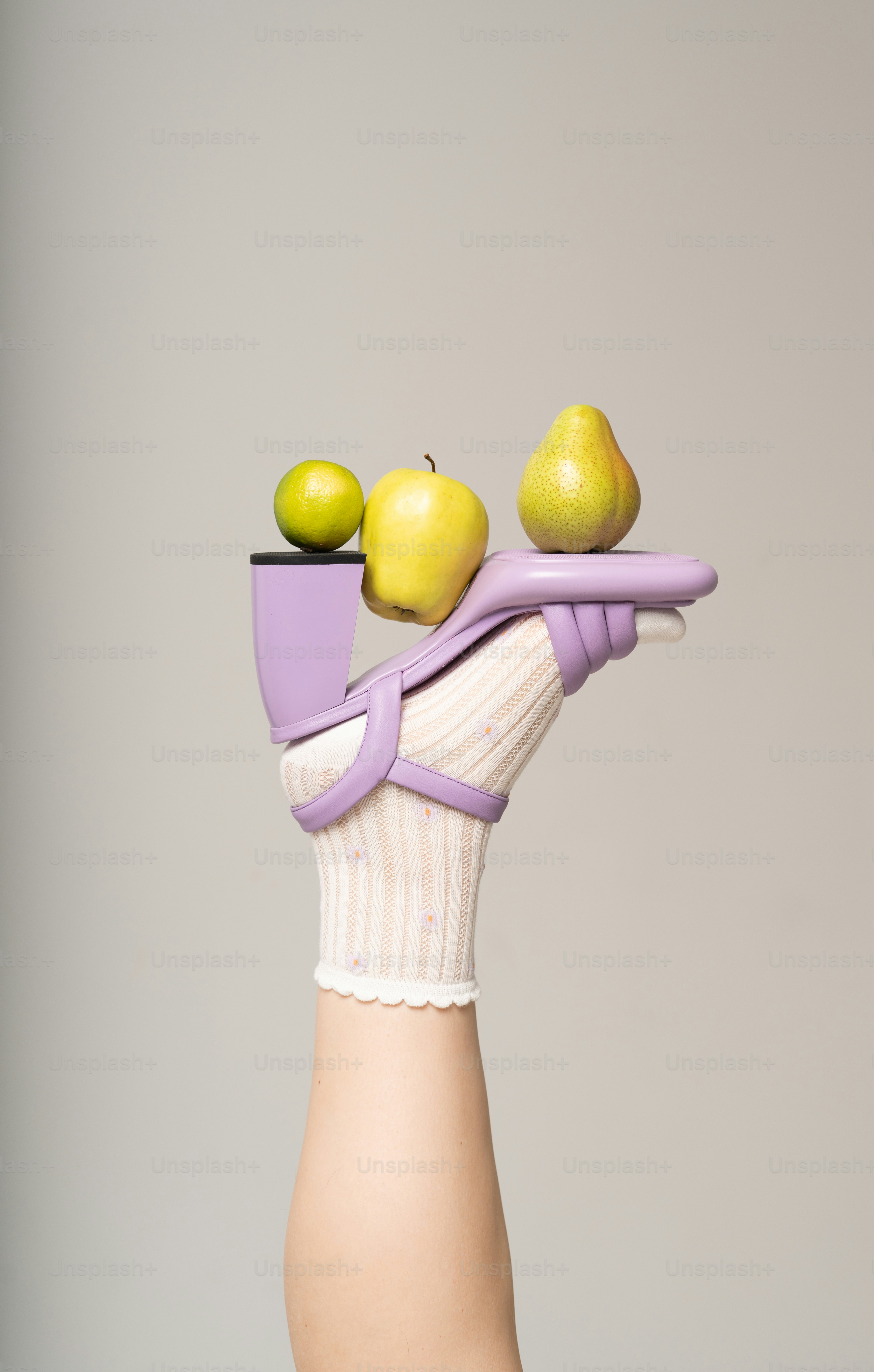 Un piede tiene i frutti su una scarpa con plateau viola