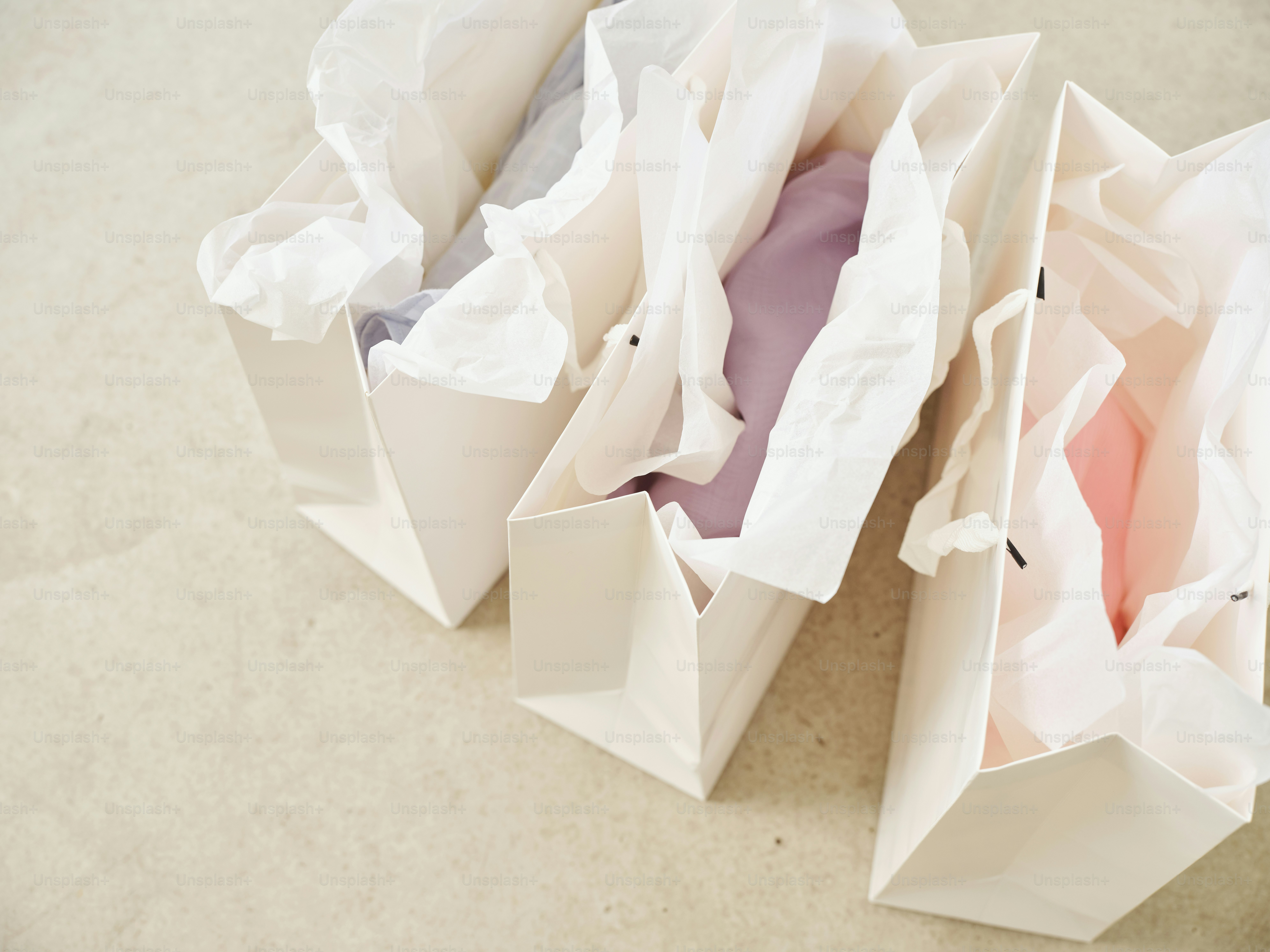 As sacolas de compras revelam compras coloridas e cobertas de lenços de papel