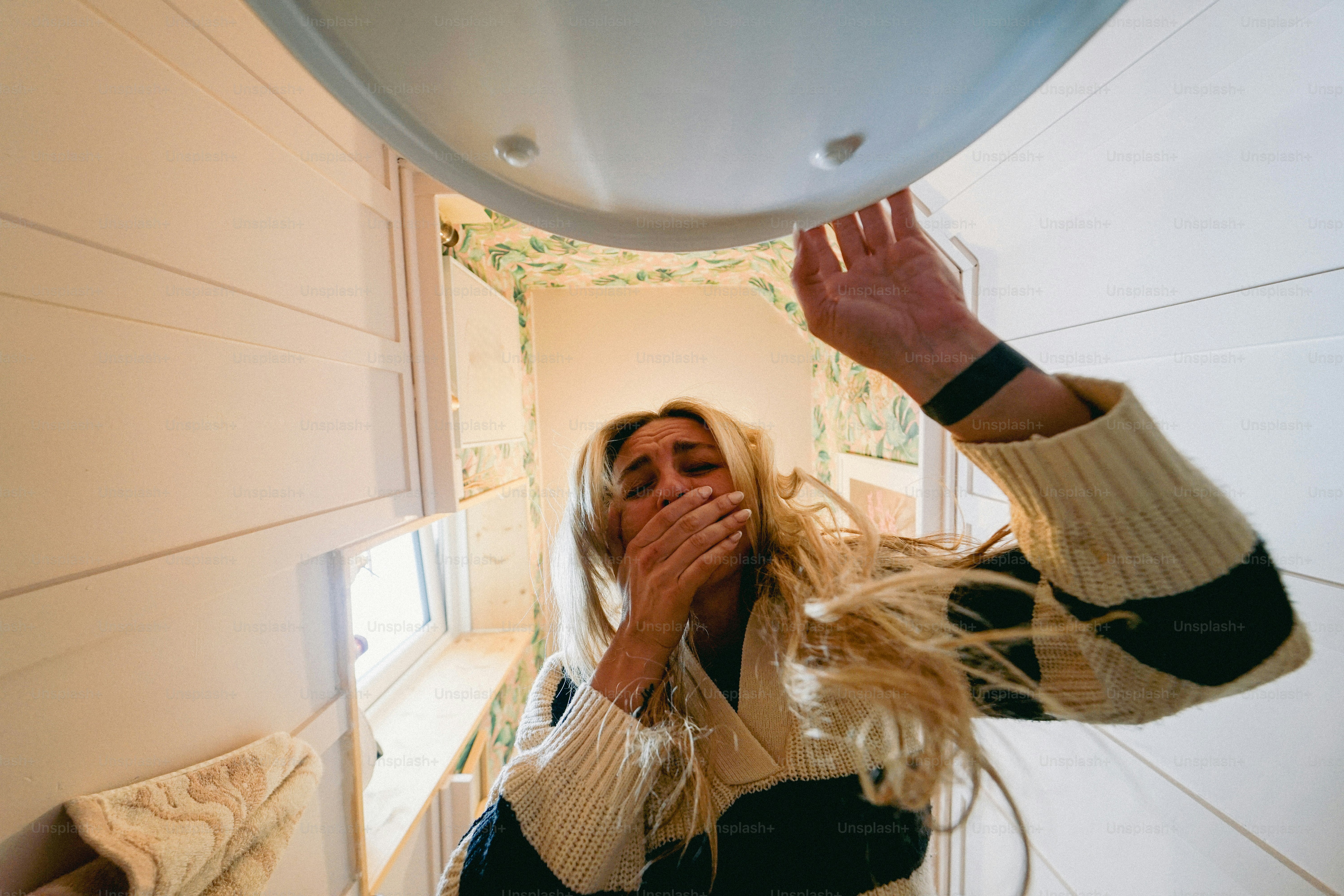 Une femme réagit en tenant un casque
