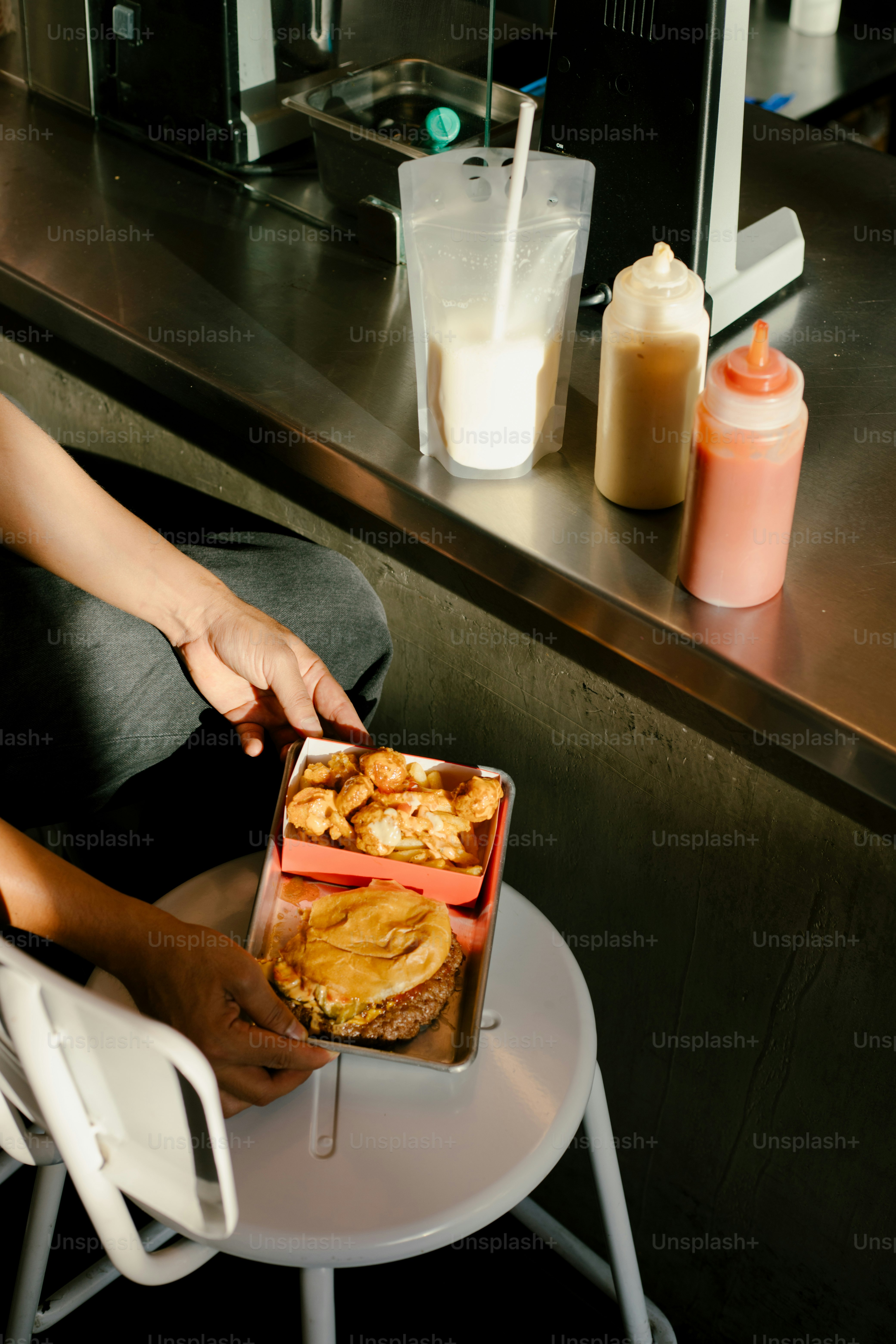 Eine Mahlzeit steht bereit, um an einer Theke serviert zu werden.