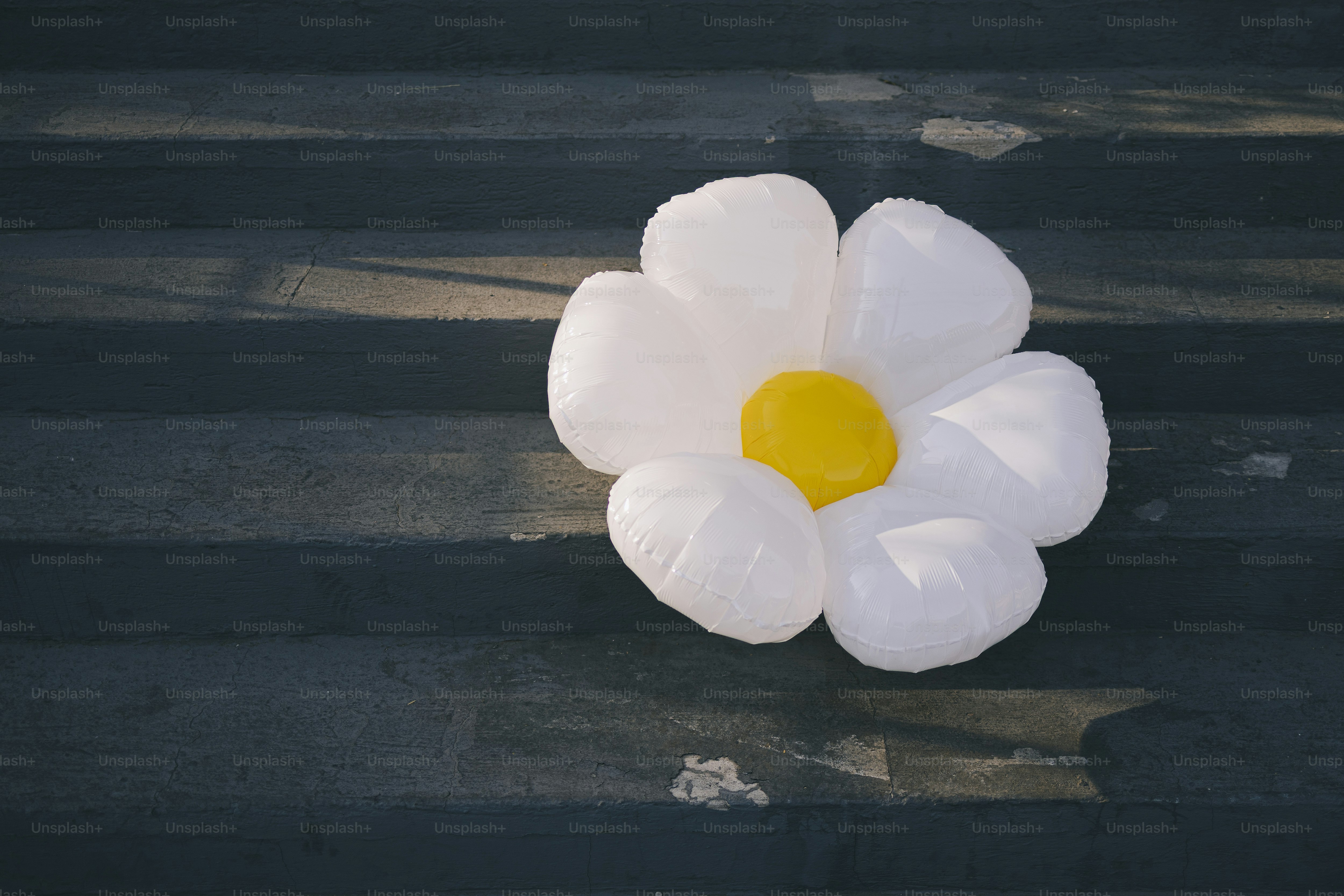 Un ballon floral repose sur des marches en pierre.