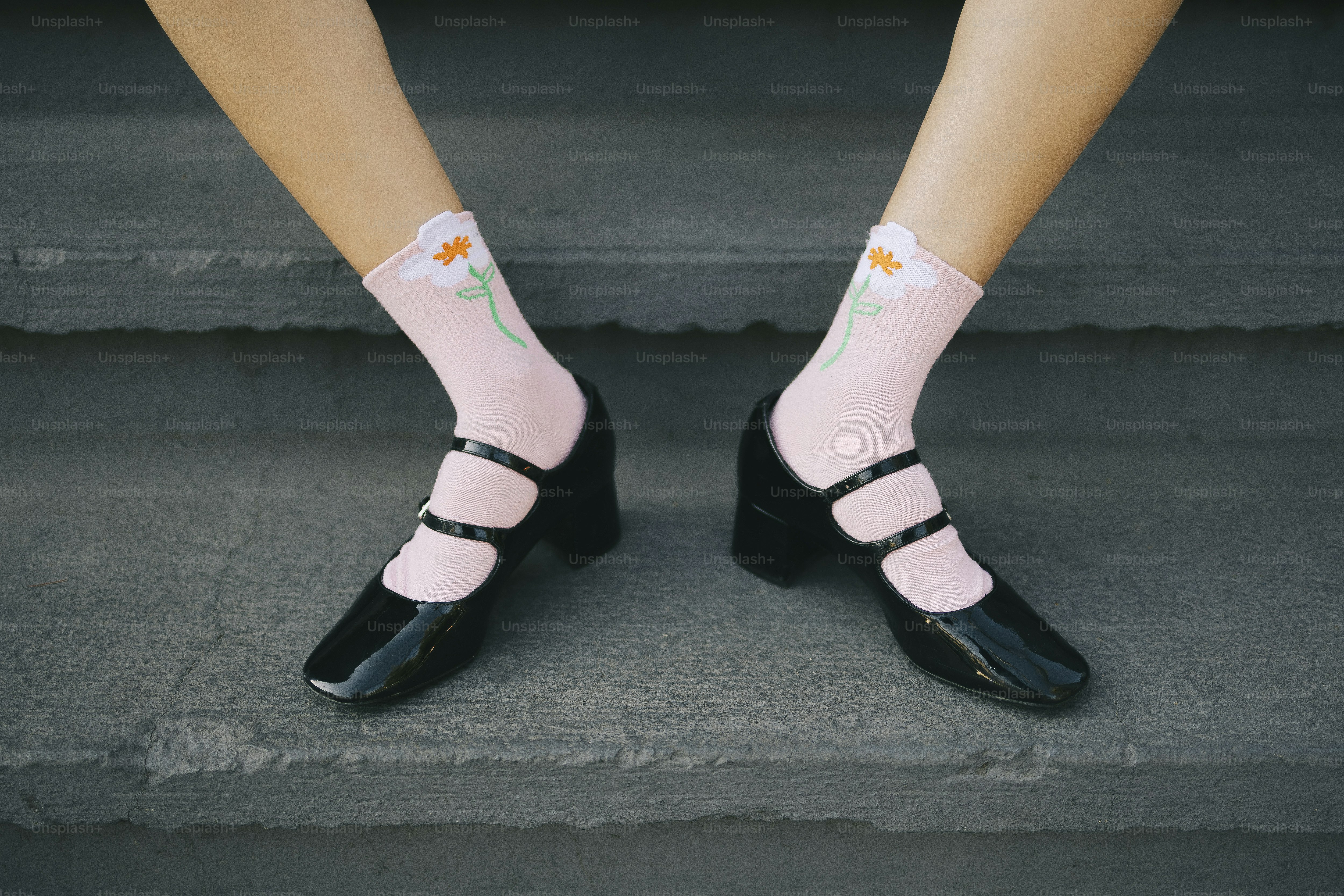 Chaussures et chaussettes noires à motif floral.