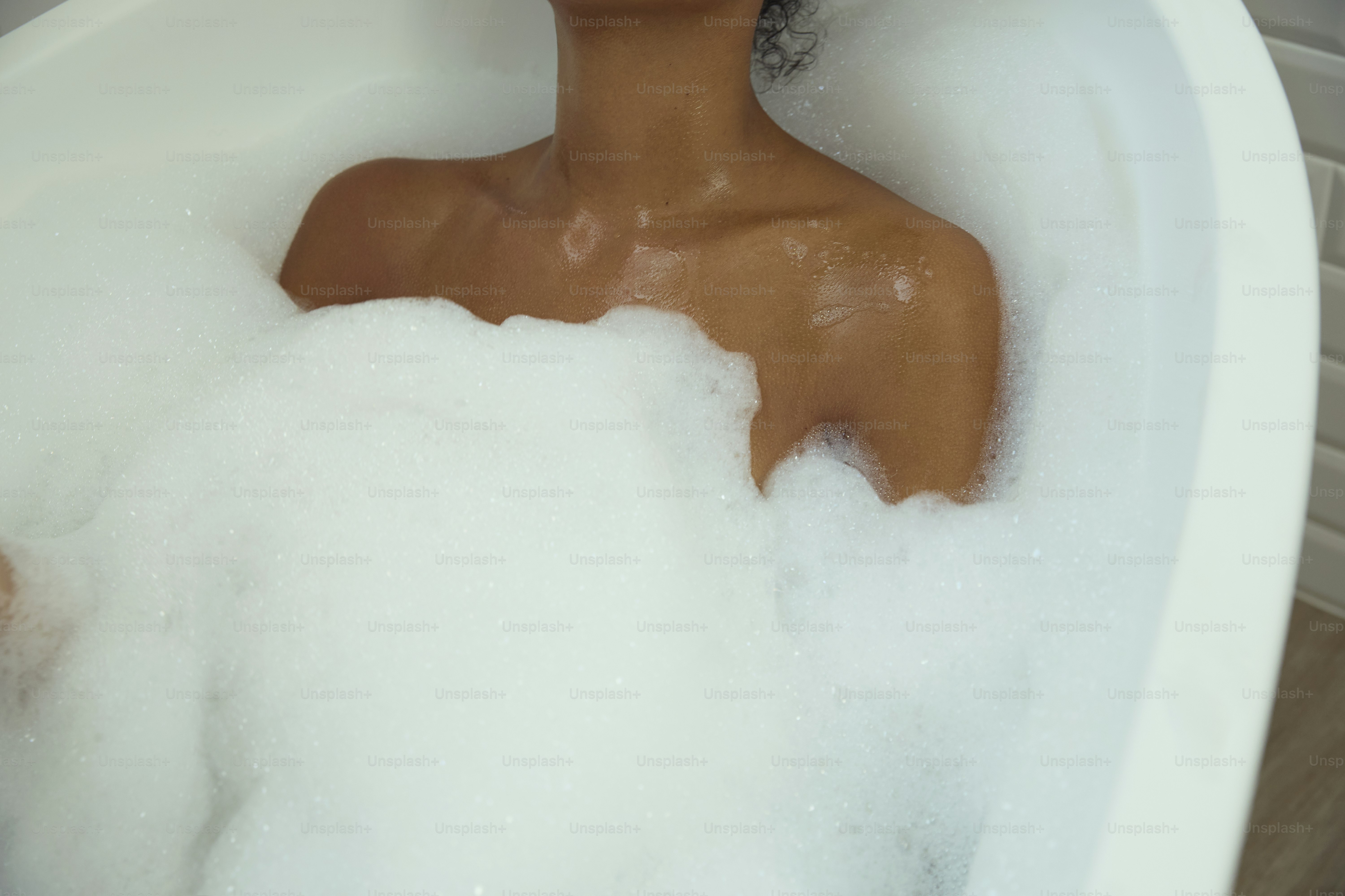 Die Frau genießt ein entspannendes Schaumbad.