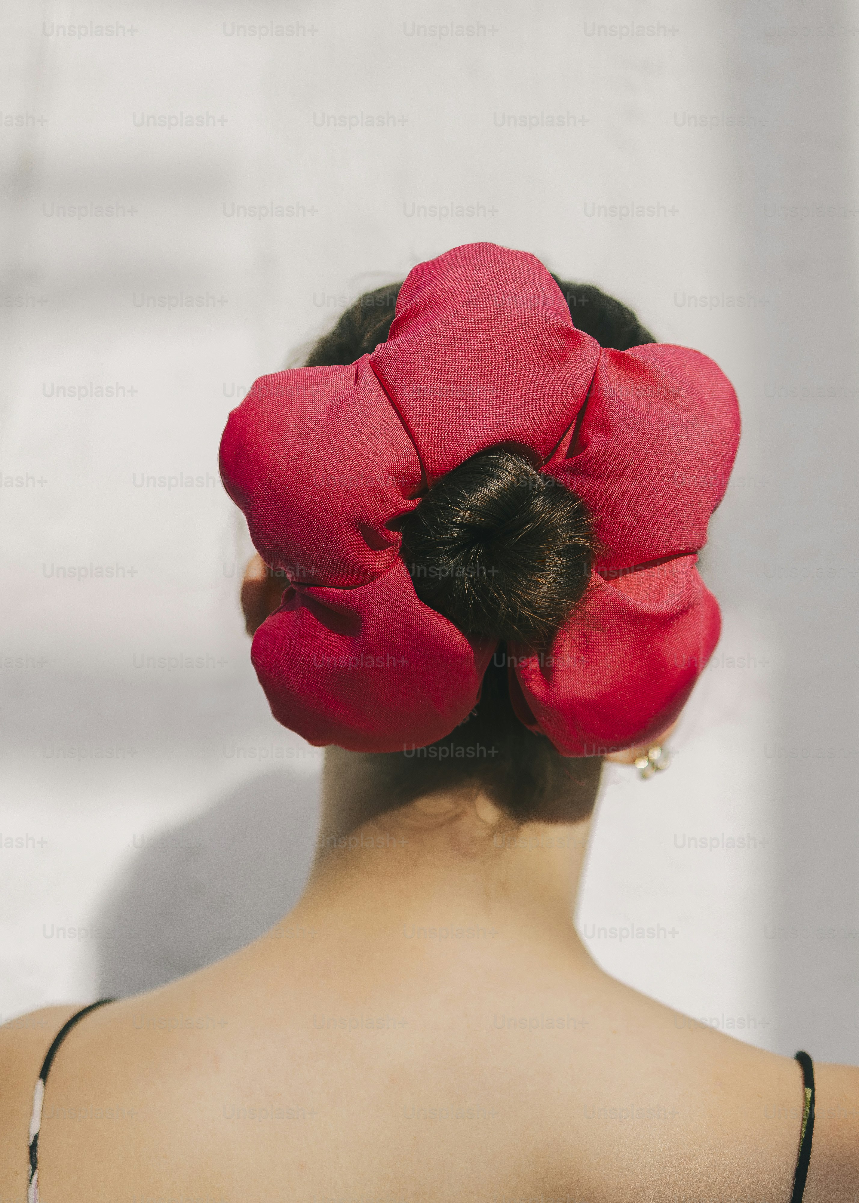 Eine Frau trägt ein blumenförmiges Haaraccessoire.