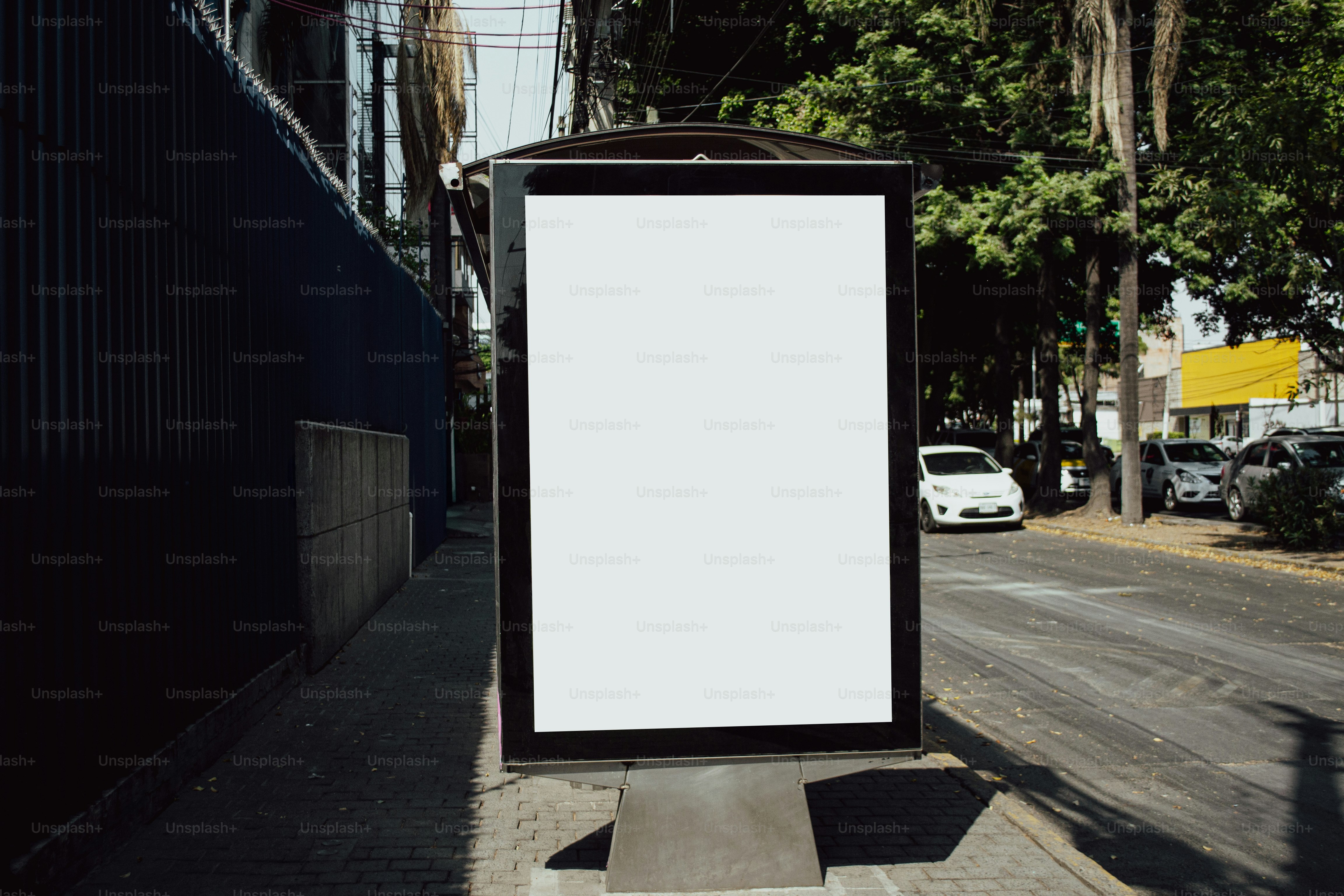 Werbetafel mit leerem, weißem Display auf der Straße.