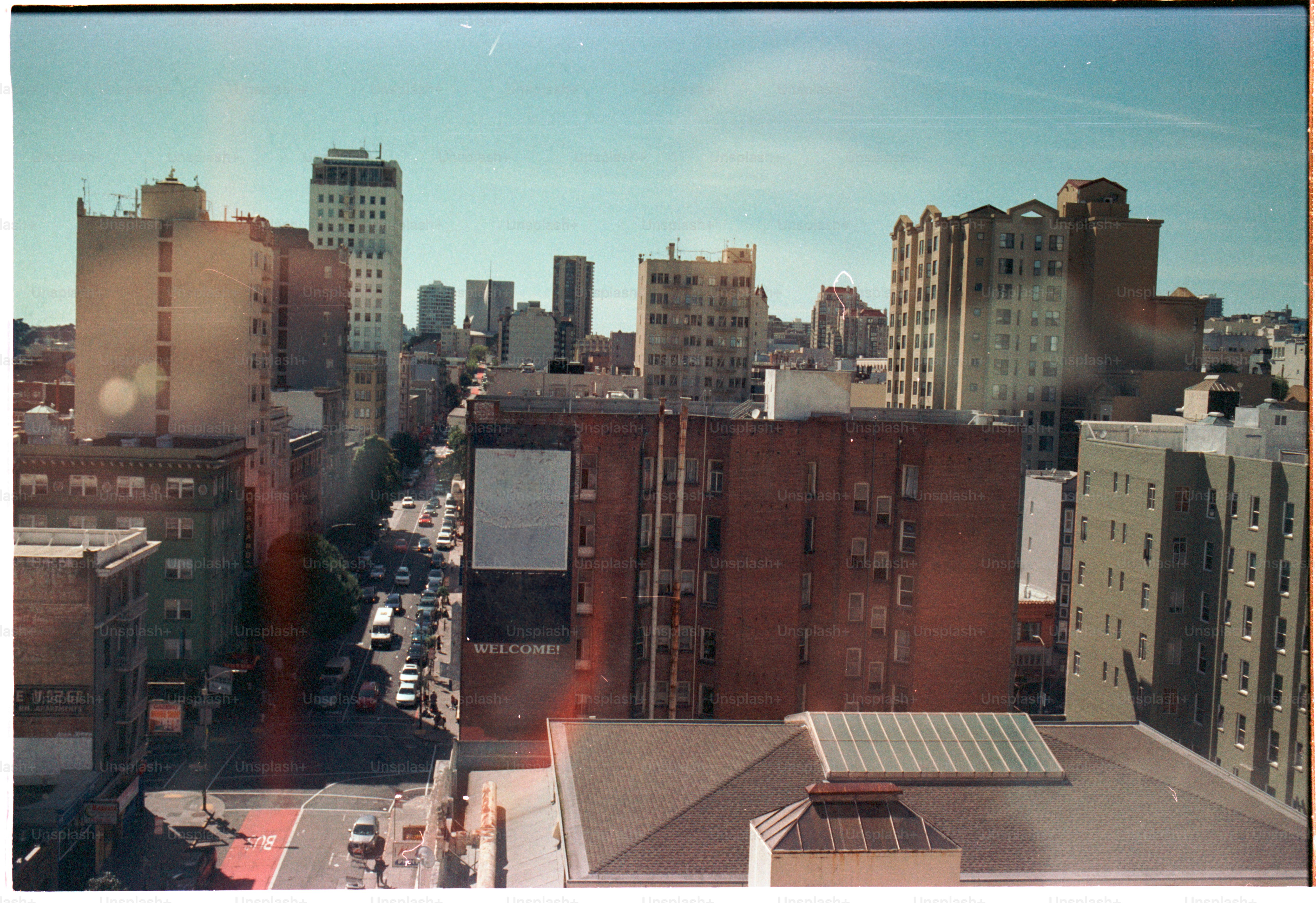 真ん中に通りがある街並み。