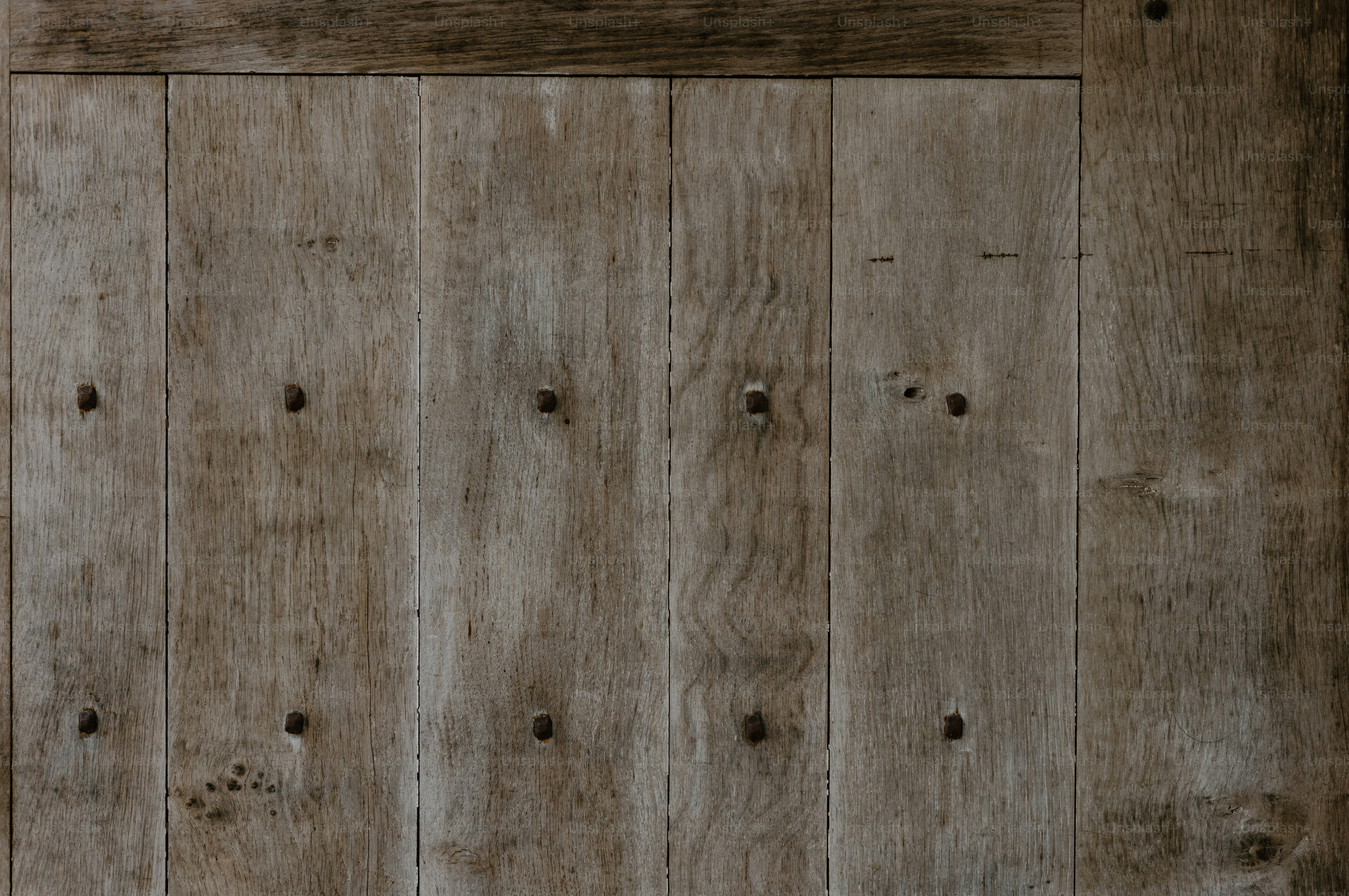 Eine Nahaufnahme von gealterten Holzbrettern.