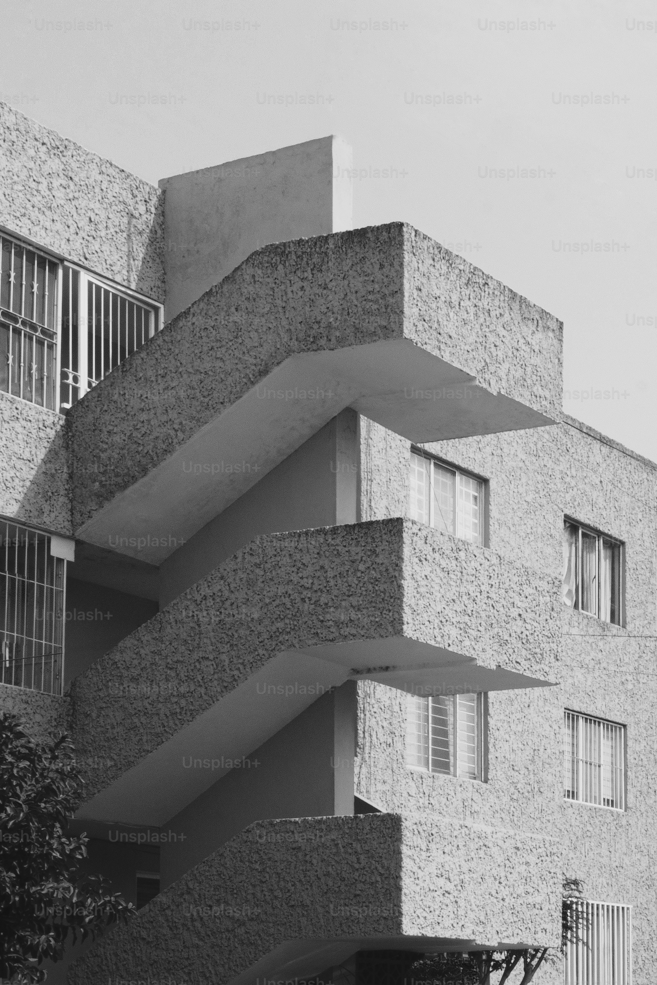 Scala esterna di un edificio brutalista.