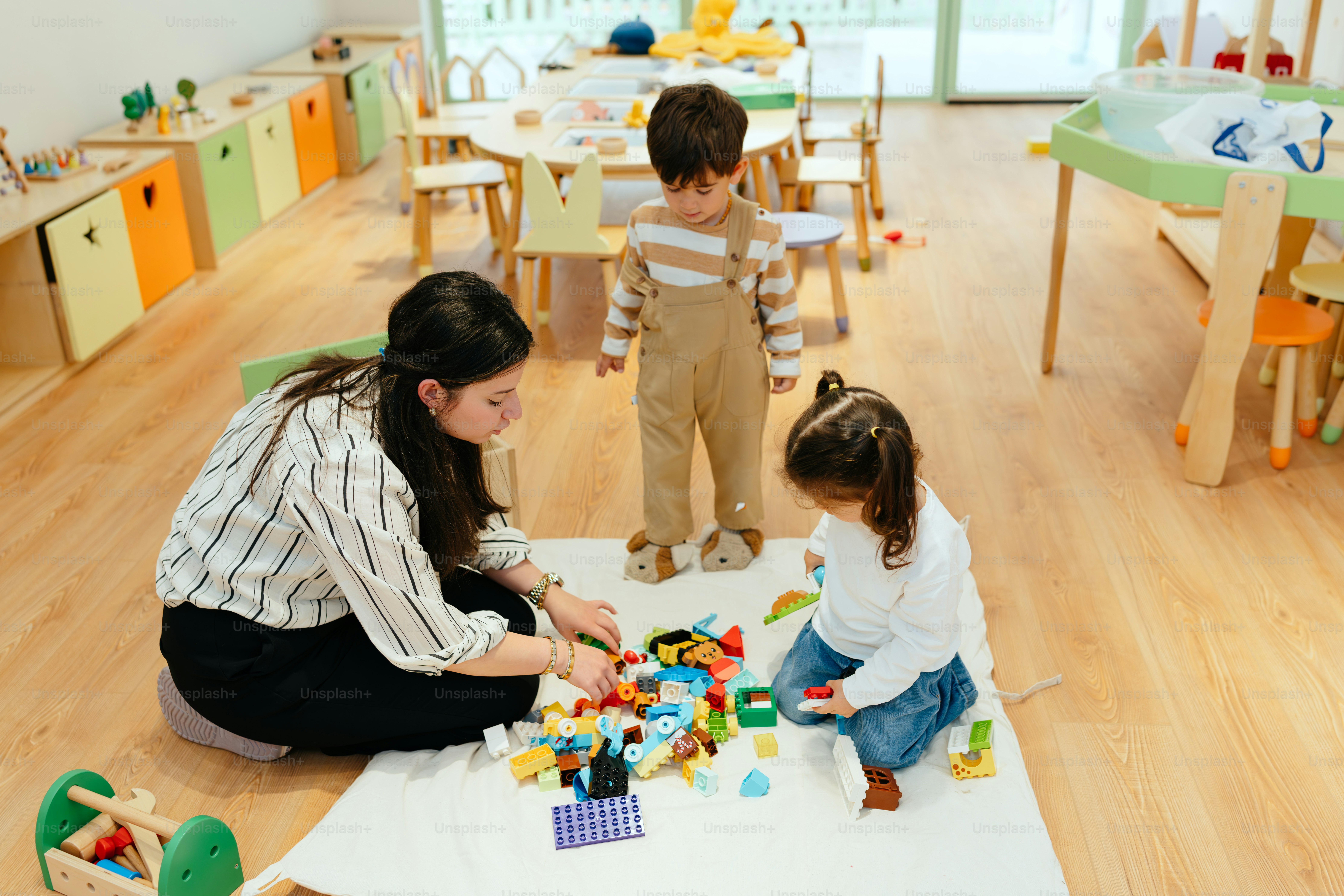 Padre e hijo jugando juntos - cuidado familiar en guardería Usi Aleya